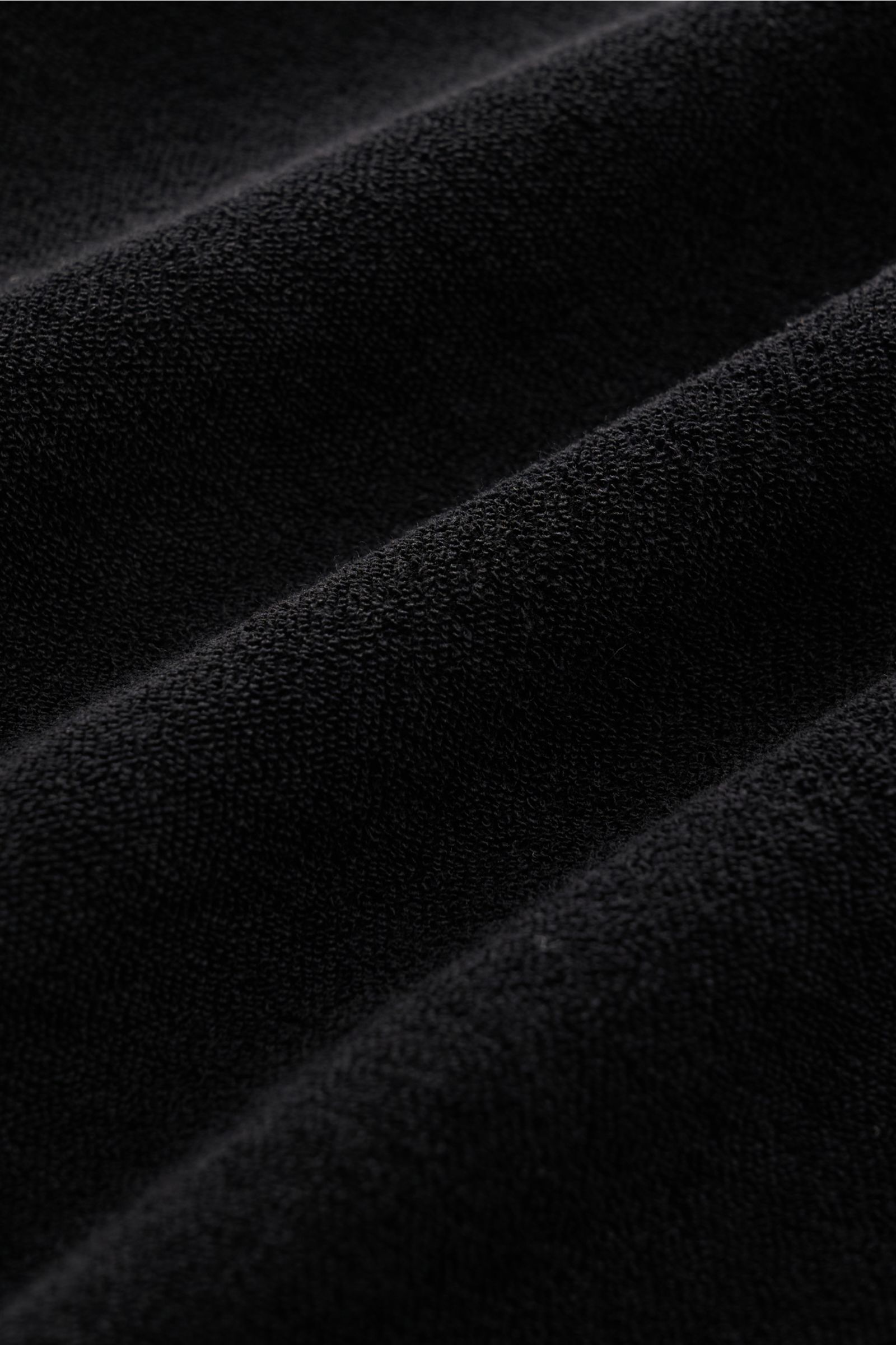 Schwarze Detailaufnahme des 04651/ A trip in a bag Frottee-Kurzarmhemd 'Terry Cuba' mit weichem Baumwoll-Frottee und feiner Struktur.