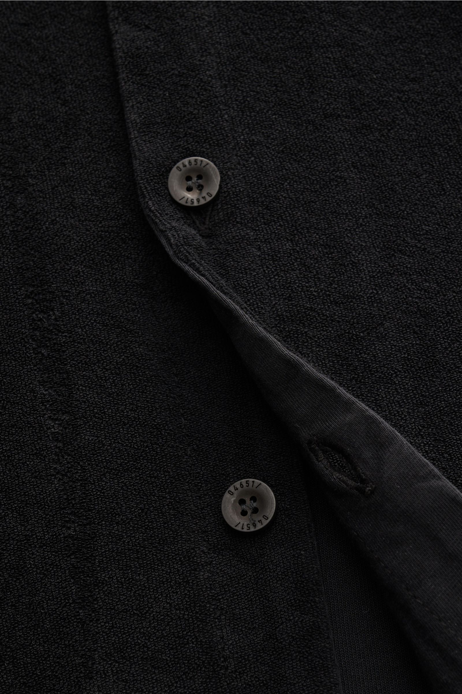 04651/ A trip in a bag Frottee-Kurzarmhemd 'Terry Cuba' schwarz aus Baumwoll-Frottee, Detailansicht der französischen Knopfleiste mit Logo-Knöpfen.
