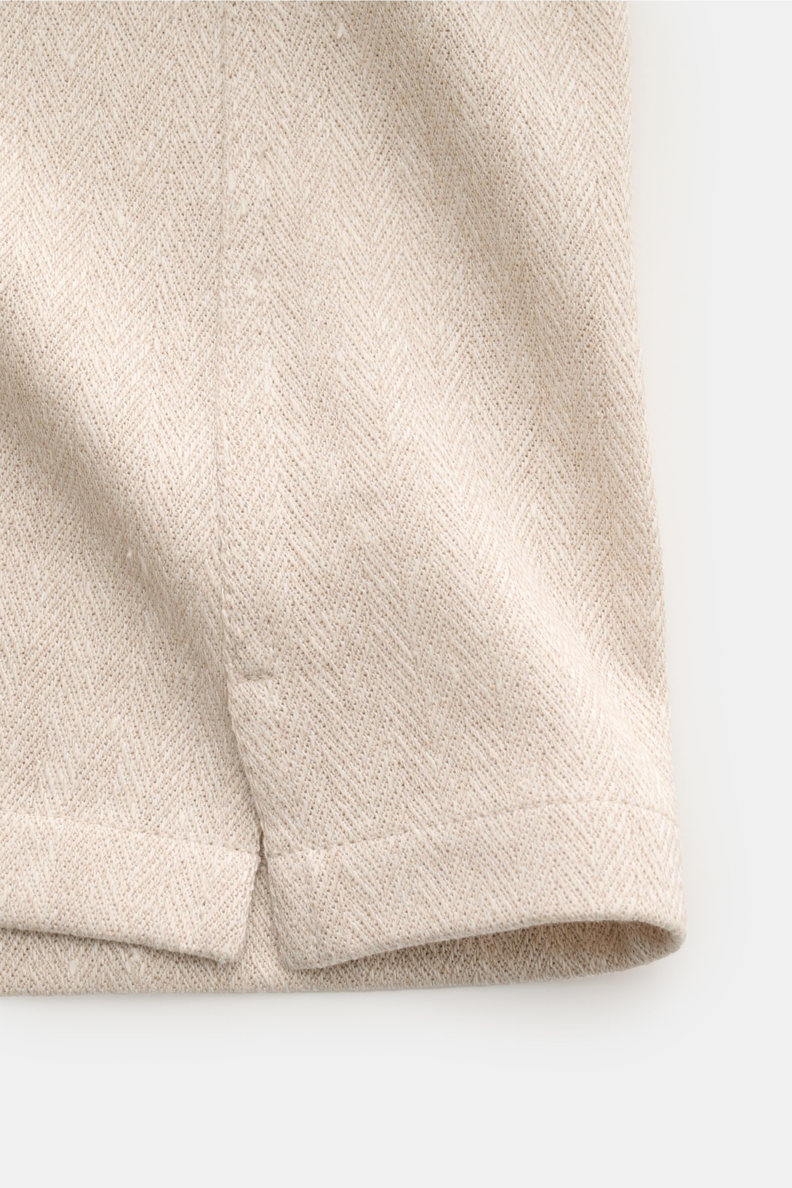 Brunello Cucinelli Kurzarm-Strickhemd beige meliert, close-up from front top view showing soft linen-cotton knit with herringbone pattern, regular fit, smooth button placket, Cuban collar, ideal for spring and summer. Elegantes Highlight in der Frühlin