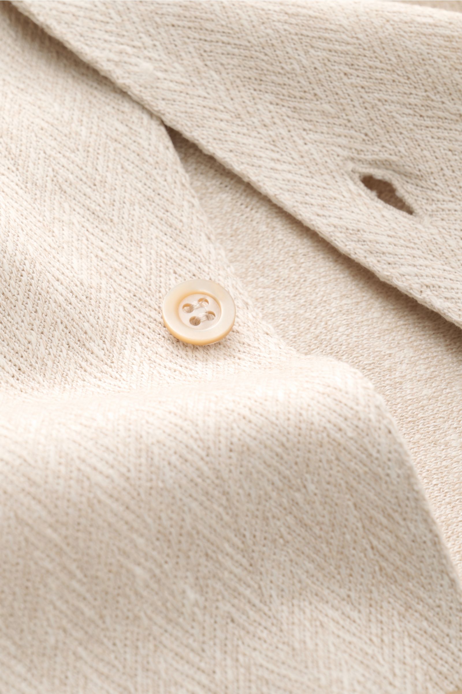 Close-up front view of the beige meliert Brunello Cucinelli Kurzarm-Strickhemd showing fine herringbone knit pattern, smooth button placket, and soft linen-cotton blend fabric with a regular fit and Cuban collar, ideal for spring and summer.