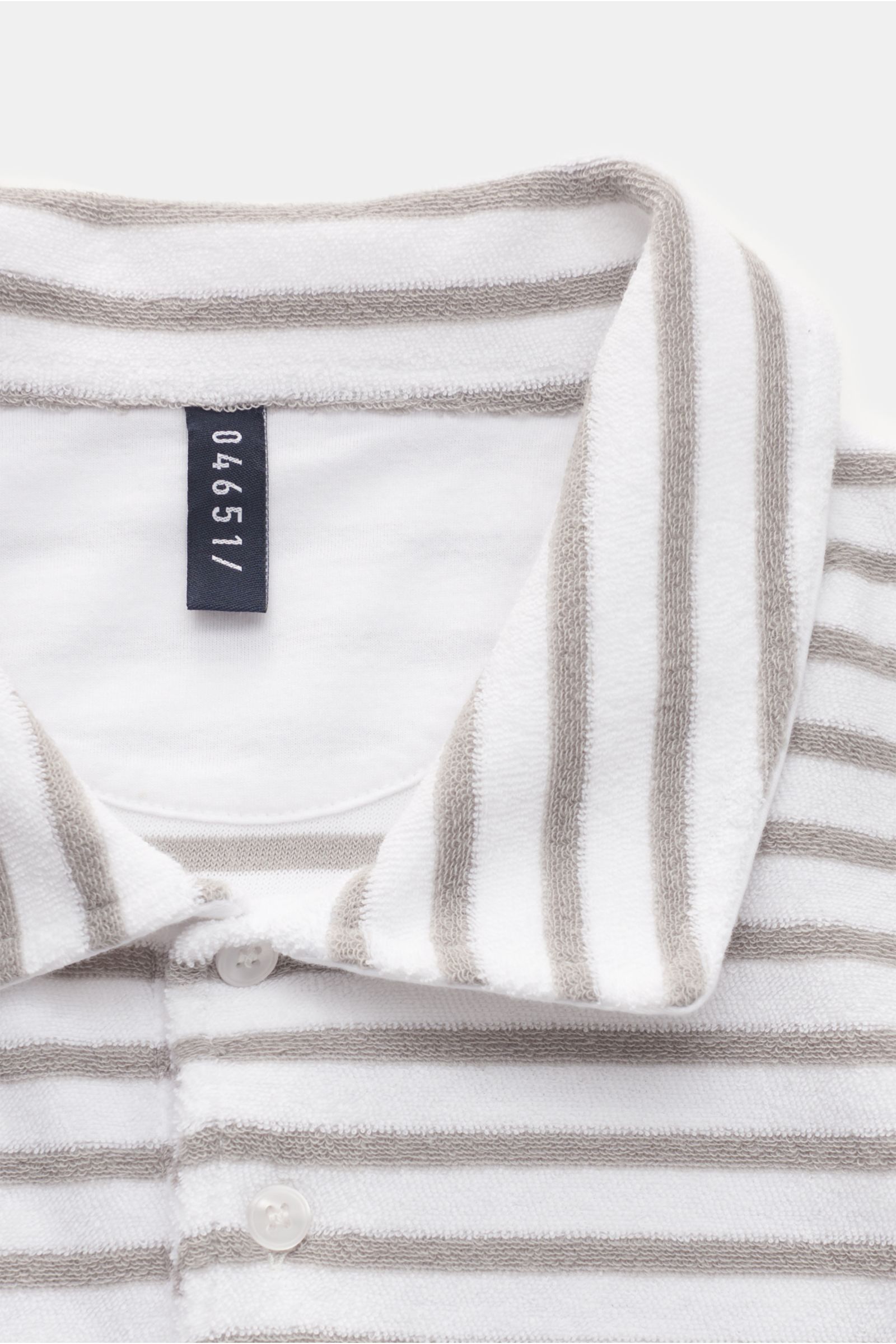 Nahaufnahme von 04651/ A trip in a bag Frottee-Poloshirt 'Terry Stripe Polo' grau/weiß gestreift, weicher Baumwoll-Frottee, Slim Fit, Polokragen mit drei Knöpfen.