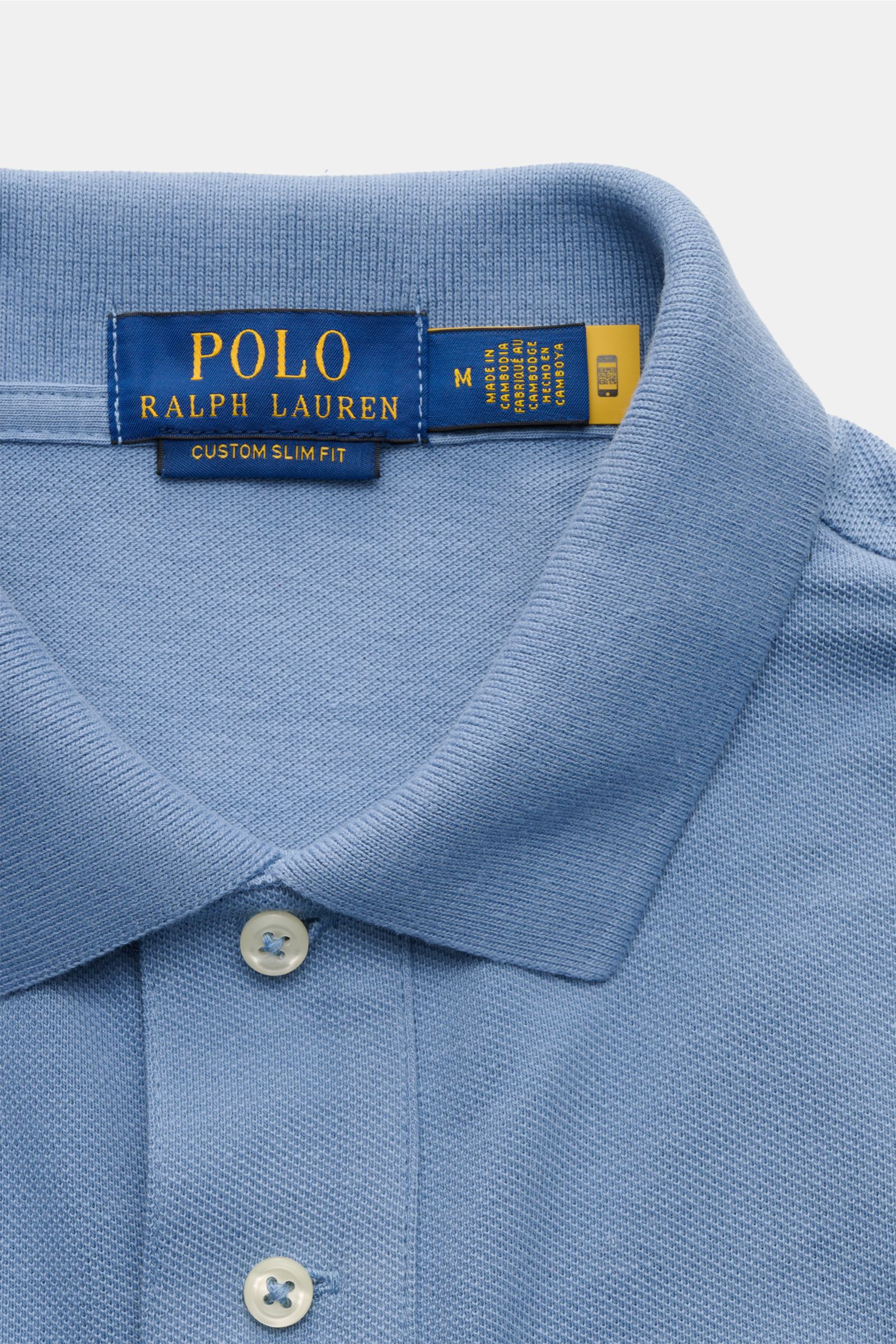 Close-up front view of Polo Ralph Lauren Poloshirt hellblau in light blue, showing collar, buttons, and label.

Seit 1972 der Klassiker unter den Poloshirts: Das ikonisches Piqué-Modell aus reiner Baumwolle mit dem berühmten Poloreiter-Stitching auf de
