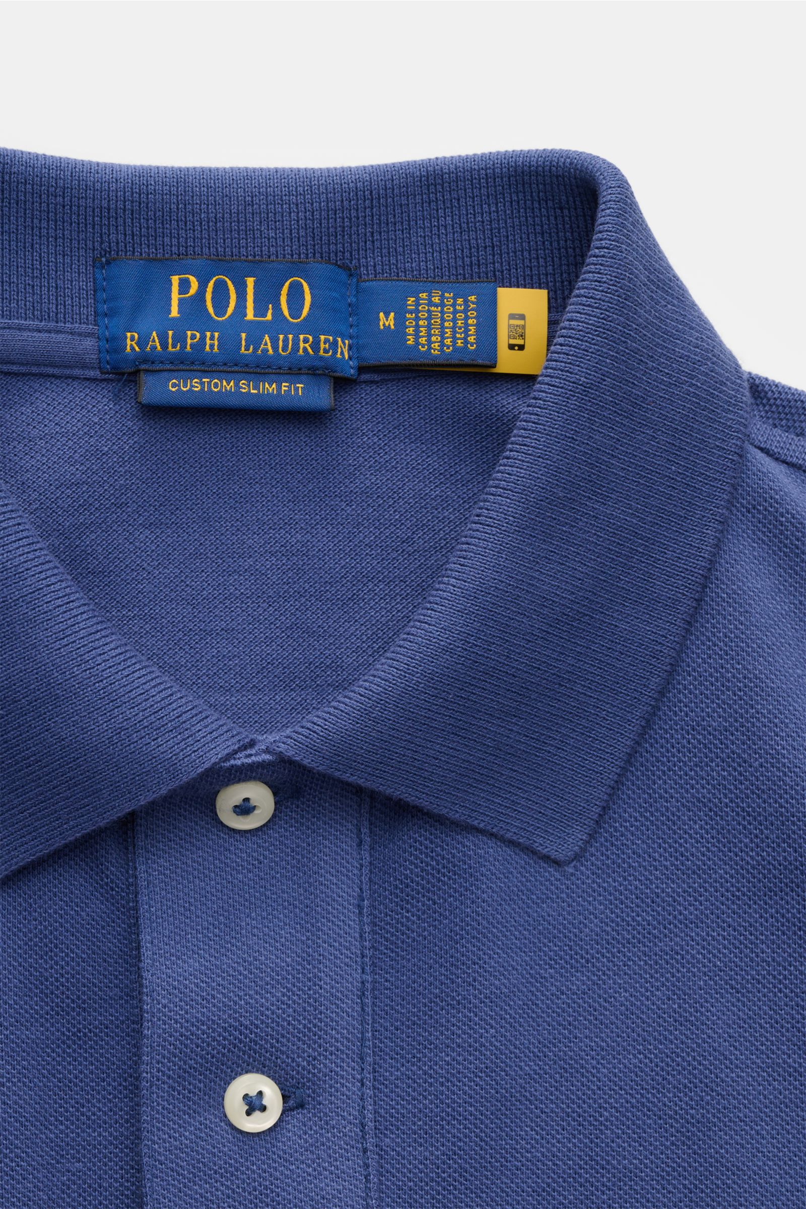 Close-up front view of Polo Ralph Lauren Poloshirt graublau showing its classic collar, button placket, and texture.

Description: Seit 1972 der Klassiker unter den Poloshirts: Das ikonisches Piqué-Modell aus reiner Baumwolle mit dem berühmten Poloreit