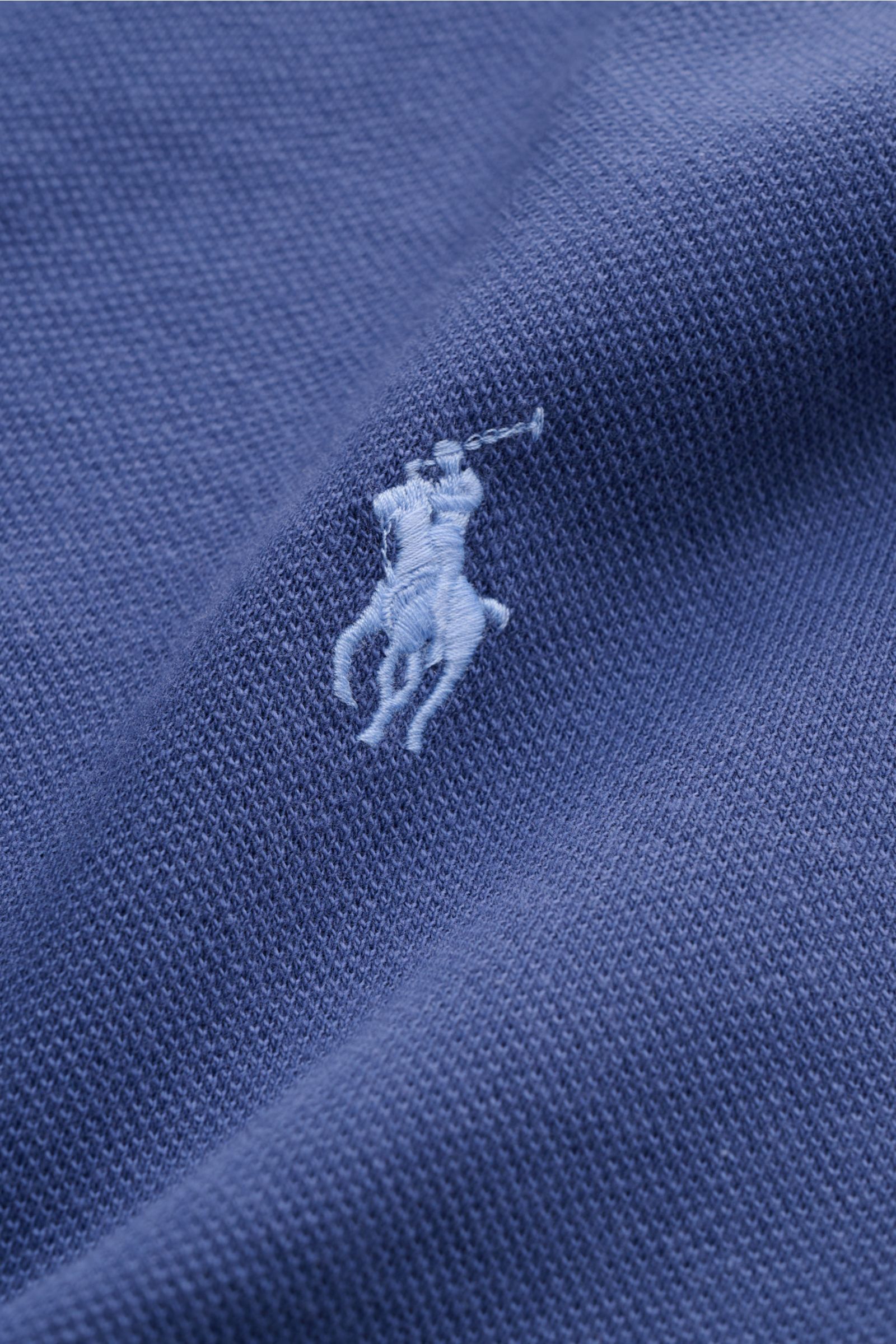 Close-up view of the Polo Ralph Lauren Poloshirt graublau fabric showing the iconic polo player stitching on the chest. Seit 1972 der Klassiker unter den Poloshirts: Das ikonisches Piqué-Modell aus reiner Baumwolle mit dem berühmten Poloreiter-Stitching a