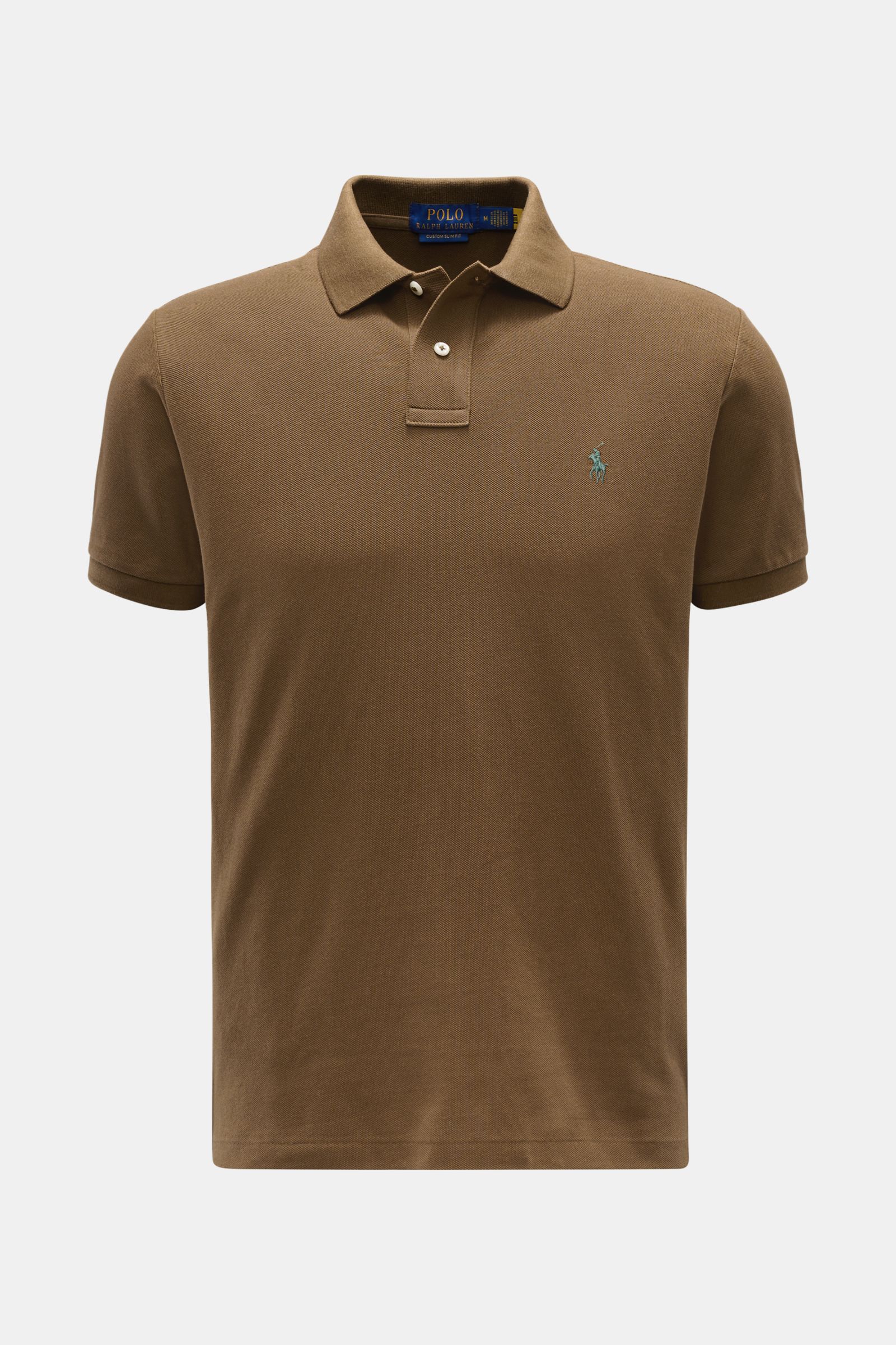 Polo Ralph Lauren Poloshirt braun, frontale Ansicht, Slim Fit, reine Baumwolle, Piqué-Struktur, Polokragen, Zwei-Knopf-Leiste, Poloreiter-Stitching, elastische Ärmelbündchen, Saumschlitze, leicht verlängerte Rückseite.