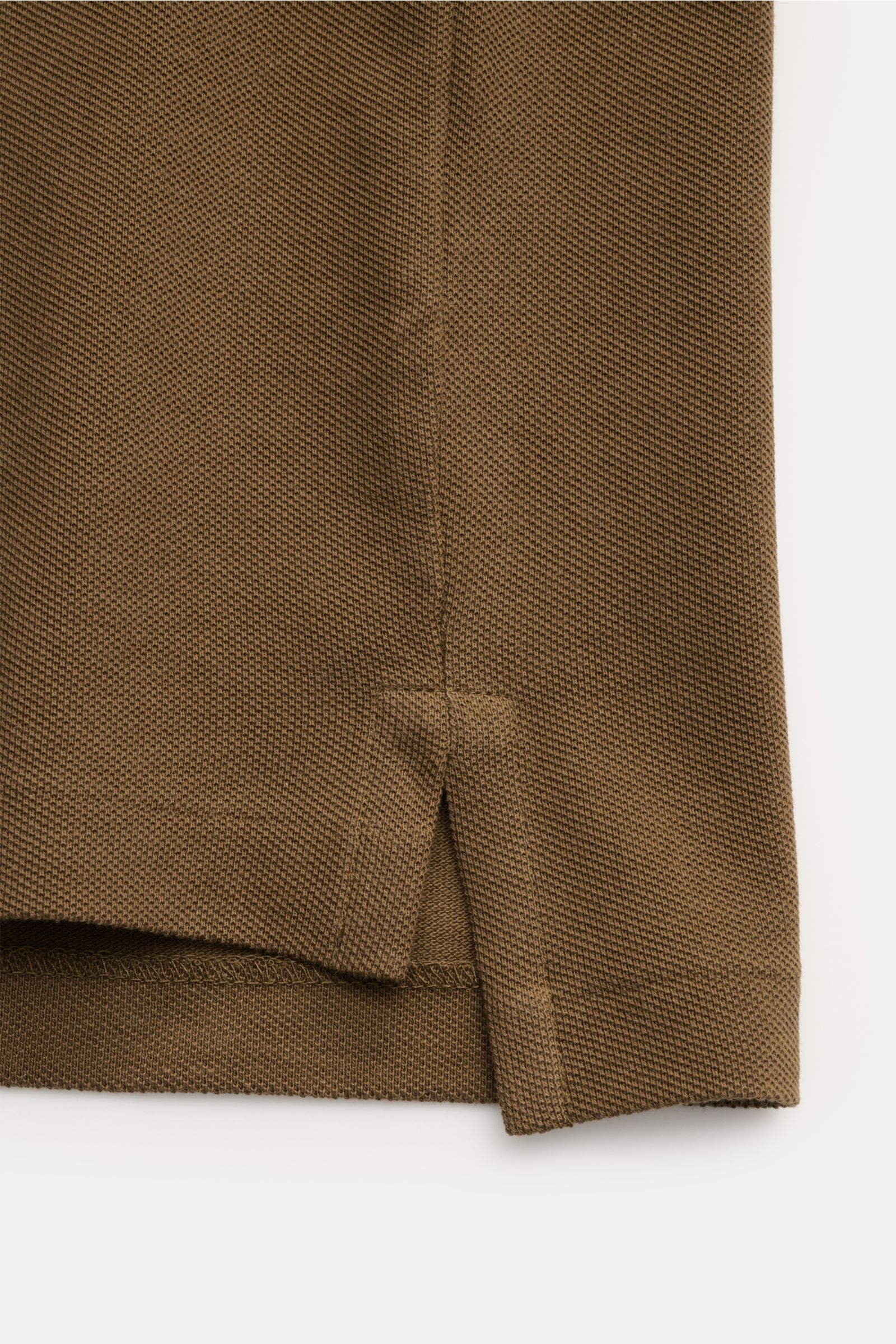 Nahaufnahme der seitlichen Saumschlitze des Polo Ralph Lauren Poloshirt braun aus feiner Piqué-Baumwolle, Slim Fit, elastische Ärmelbündchen.