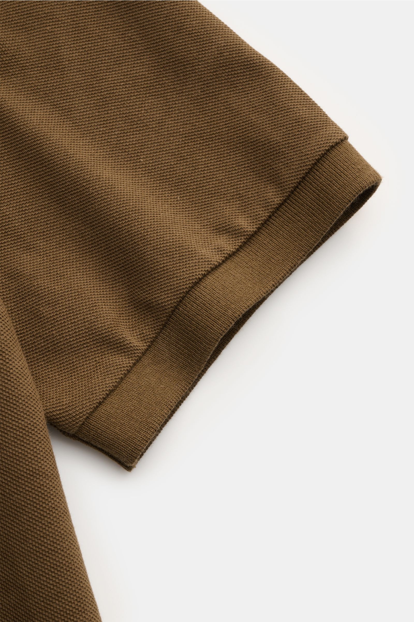 Nahaufnahme vom Ärmel eines Polo Ralph Lauren Poloshirt braun aus feiner Piqué-Baumwolle, Slim Fit mit elastischem Bündchen.