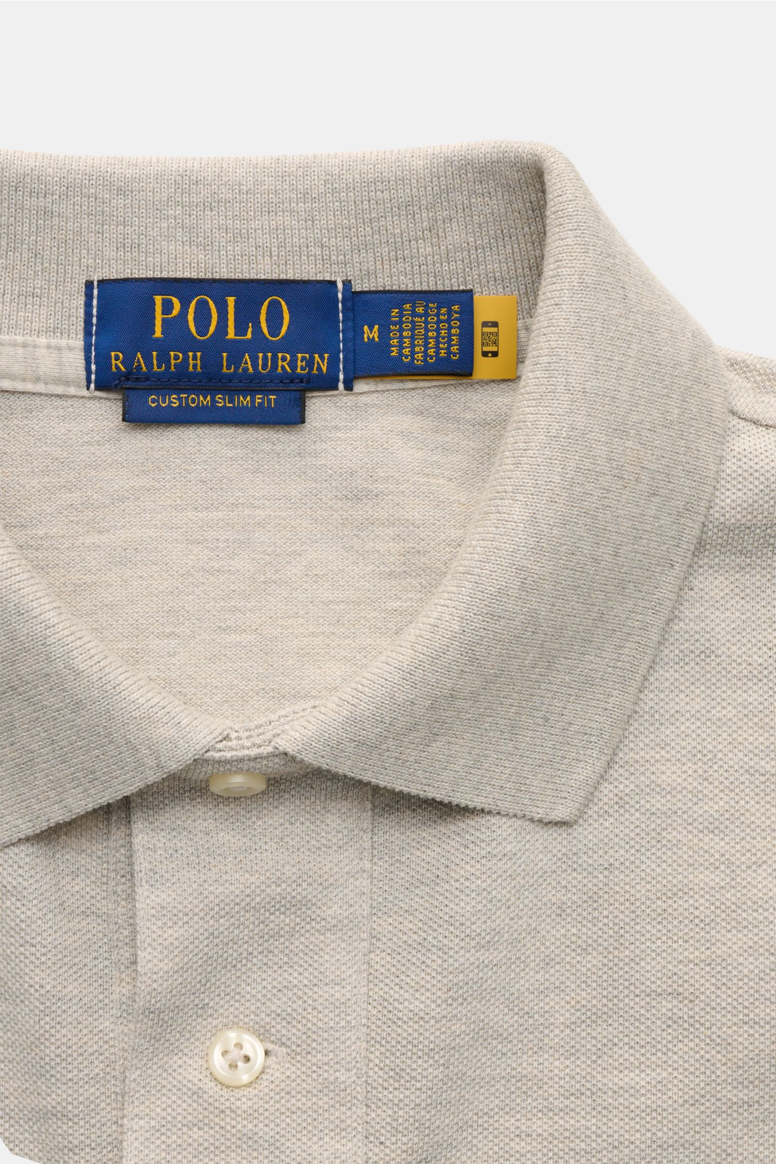 Polo Ralph Lauren Poloshirt hellgrau meliert, Slim Fit, feine Piqué-Struktur, Polokragen mit Zwei-Knopf-Leiste, Detailaufnahme von oben.