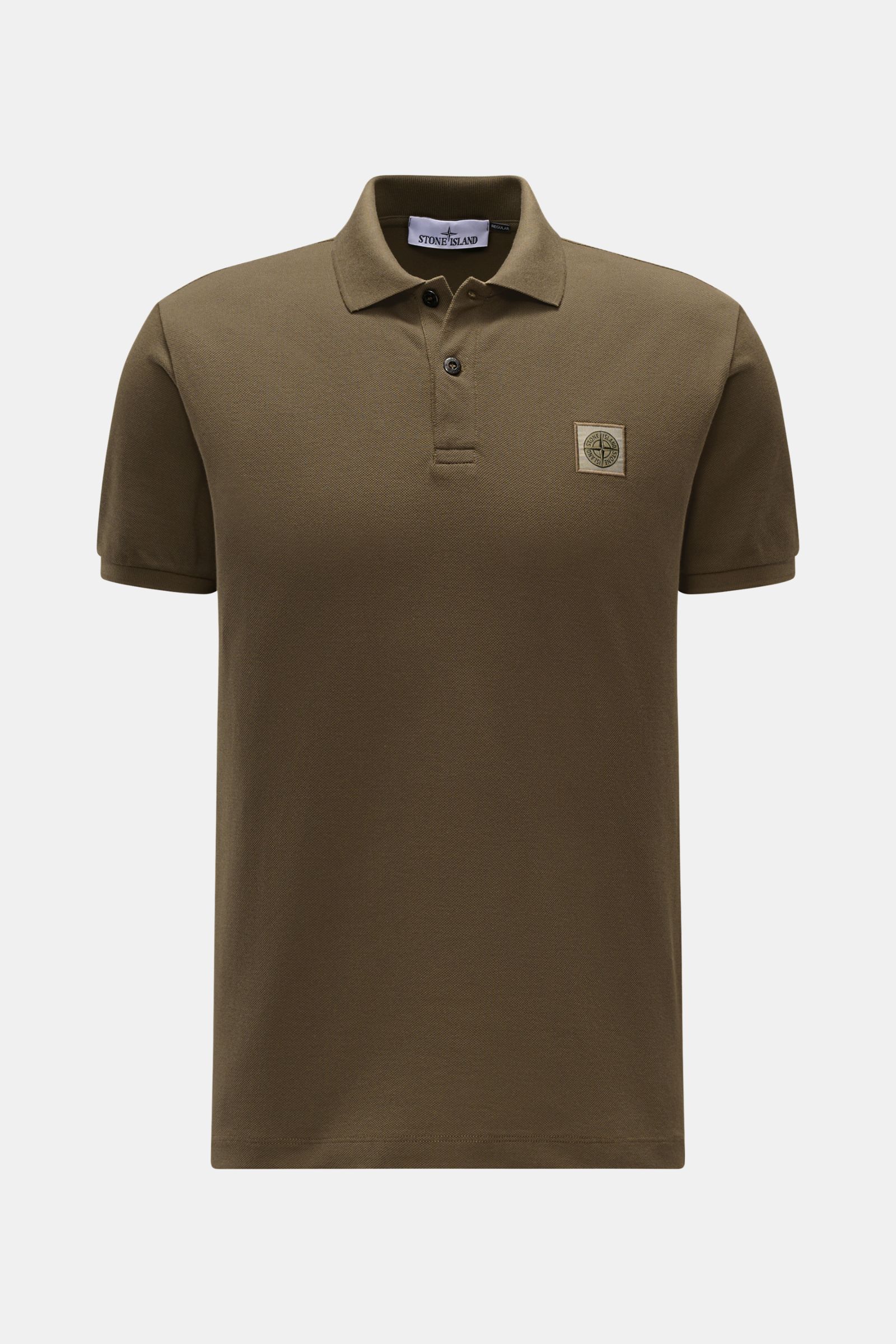 Stone Island Poloshirt oliv, frontale Nahaufnahme, aus Baumwoll-Piqué, Slim Fit, Polokragen, Knopfleiste, Weblabel und Saumschlitze sichtbar.