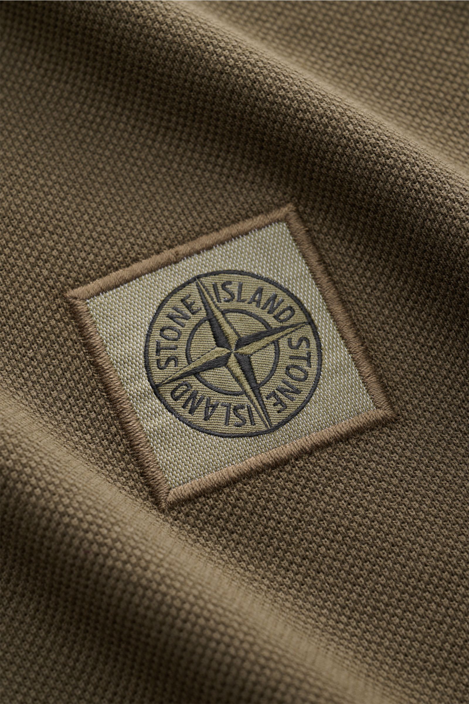 Stone Island Poloshirt oliv in Nahaufnahme, Baumwoll-Piqué mit strukturierter Oberfläche und gesticktem Weblabel, Slim Fit.