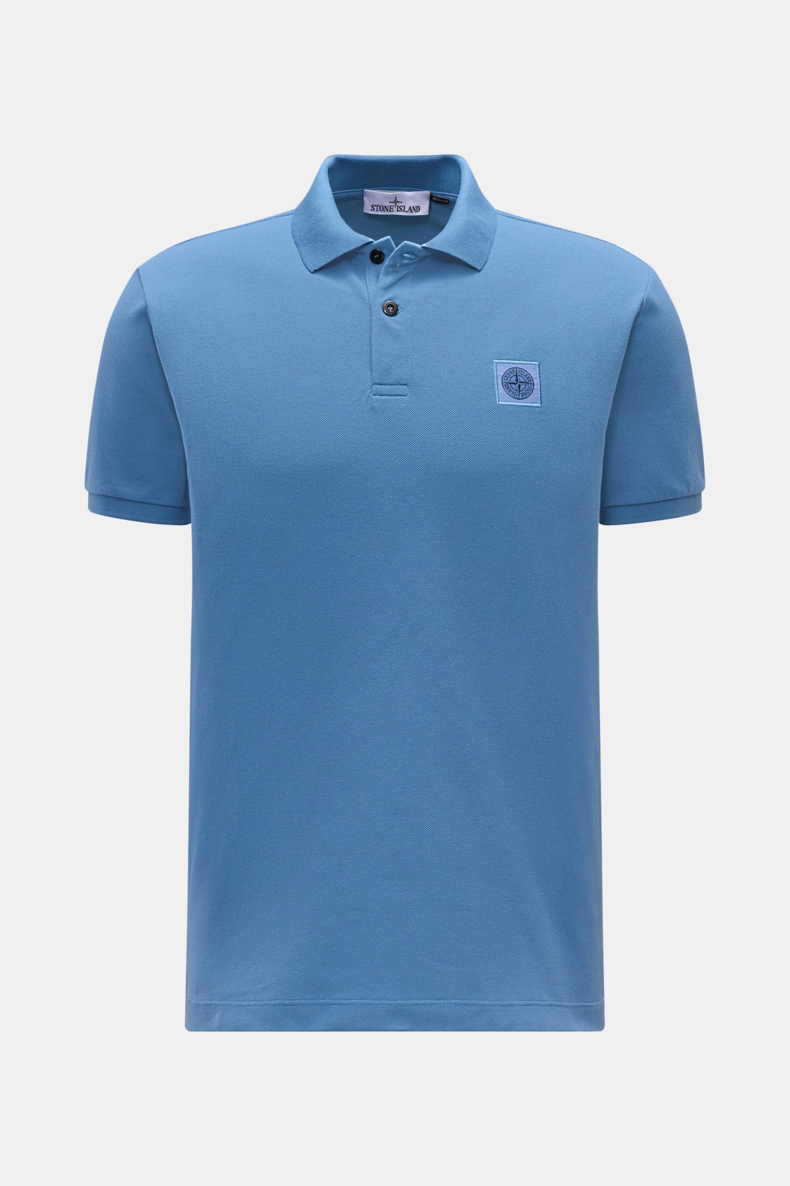 Stone Island Poloshirt graublau aus Baumwoll-Piqué, Slim Fit, mit Polokragen, Knopfleiste, Weblabel, flexiblen Ärmelbündchen, Saumschlitzen, frontale Aufnahme.