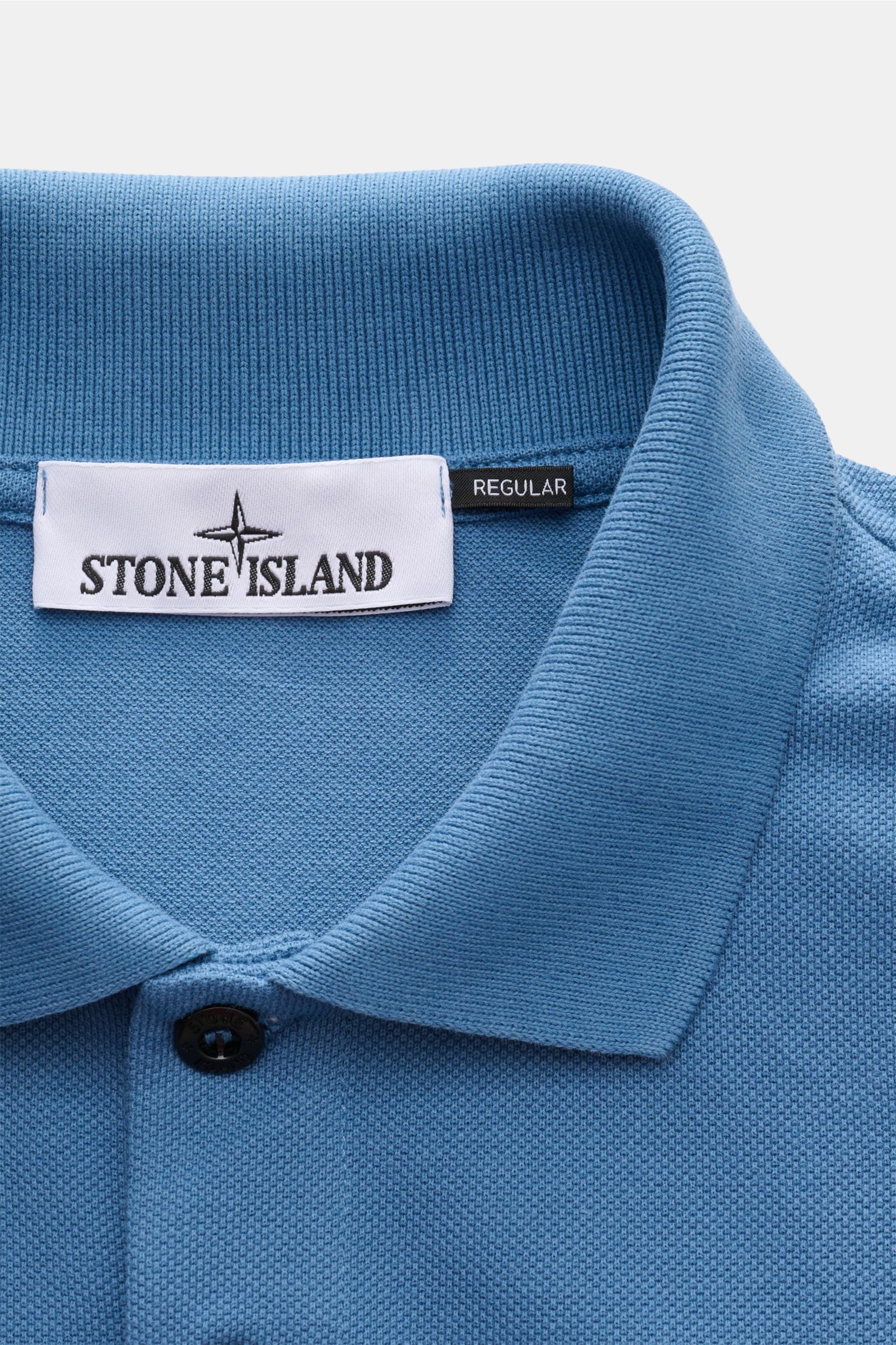 Stone Island Poloshirt graublau aus Baumwoll-Piqué, Slim Fit, strukturierter Griff, typischer Polokragen, Knopfleiste, Weblabel, Nahaufnahme von oben