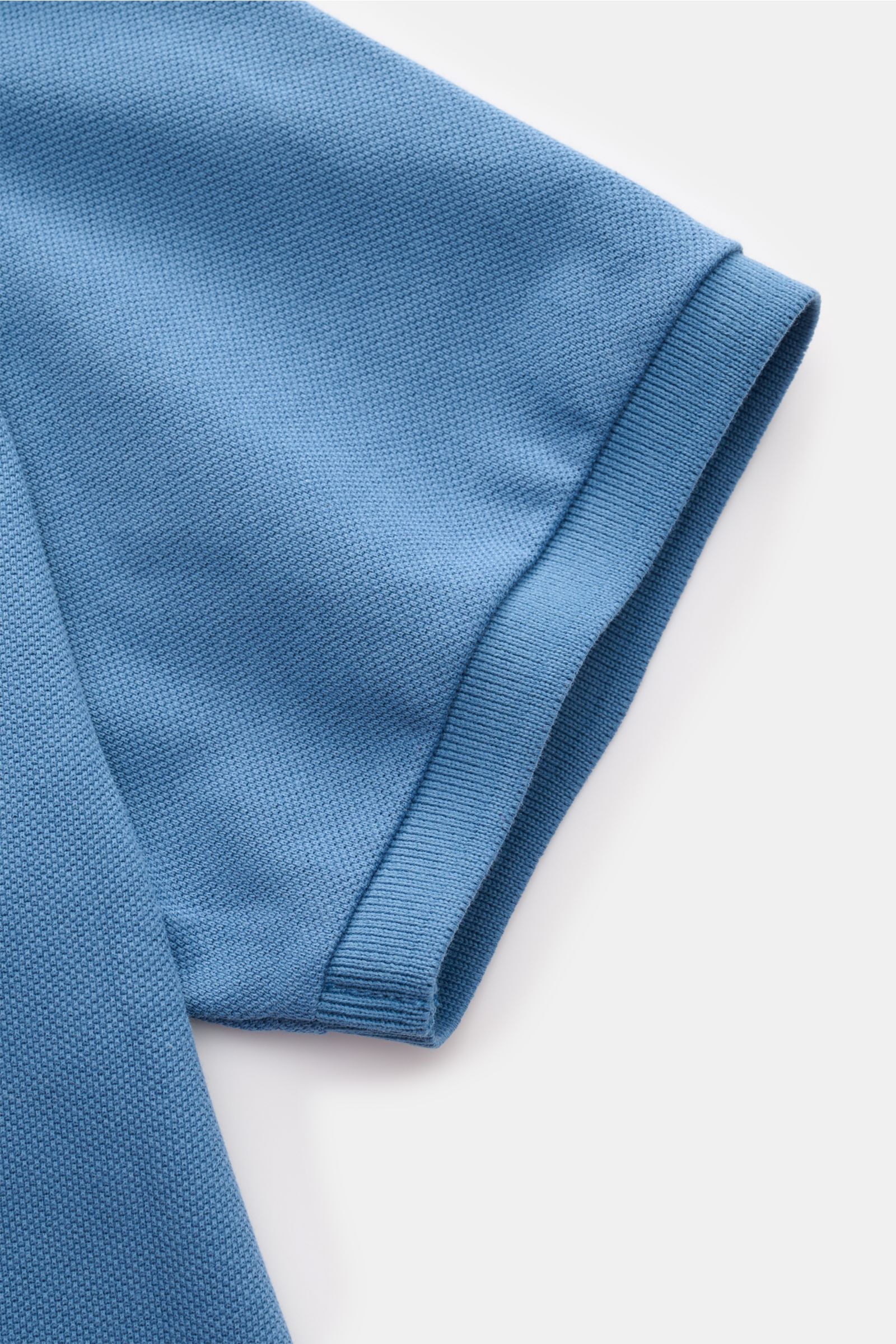 Stone Island Poloshirt graublau, Nahaufnahme Ärmelsaum und Baumwoll-Piqué-Struktur, Slim Fit, flexibler Saum, sportiver Freizeitstyle.