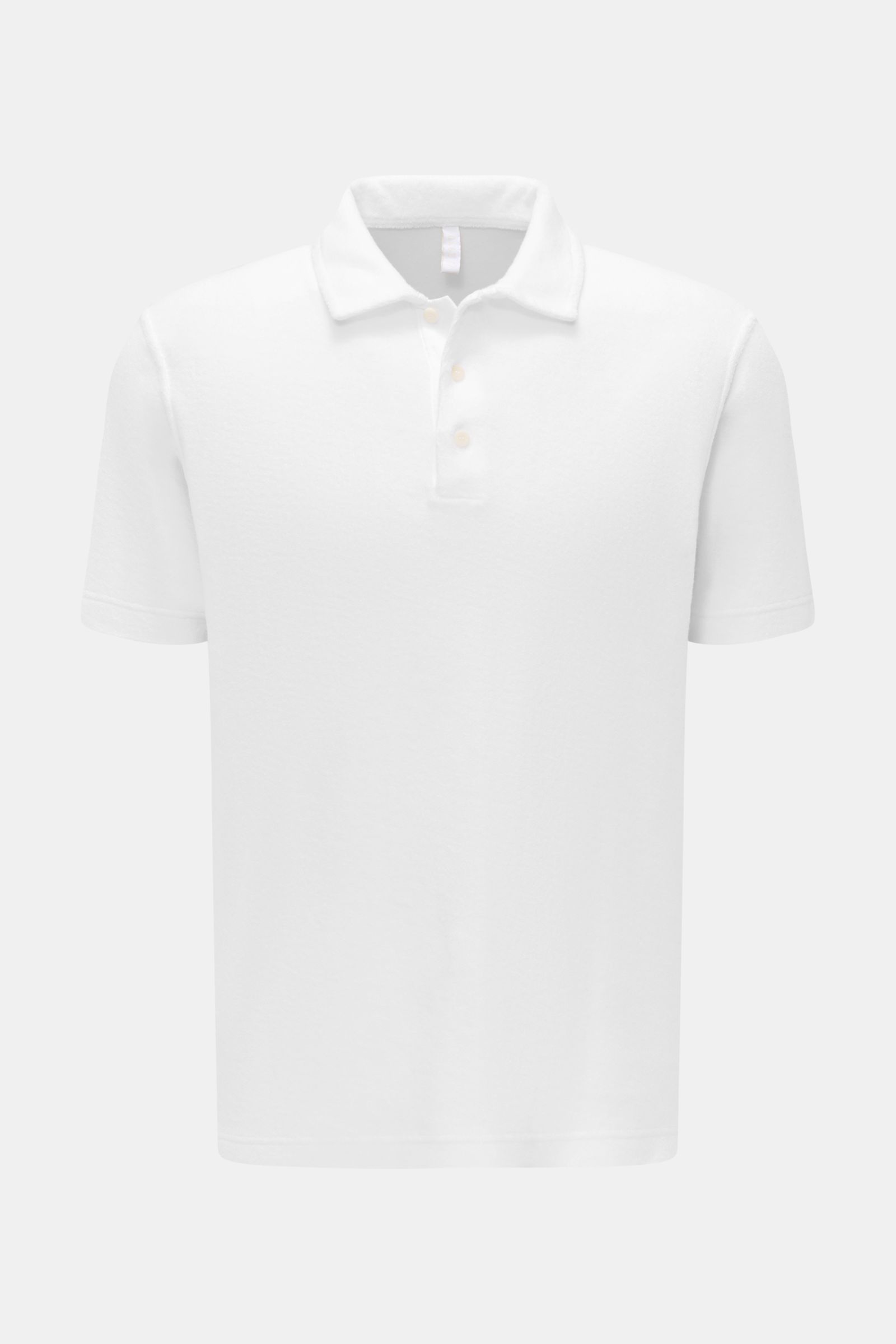 Frontale Aufnahme des 04651/ A trip in a bag Frottee-Poloshirt 'Terry Polo' weiß aus reiner Baumwolle, Regular Fit mit Polokragen, Knopfleiste und kurzen Saumschlitzen.