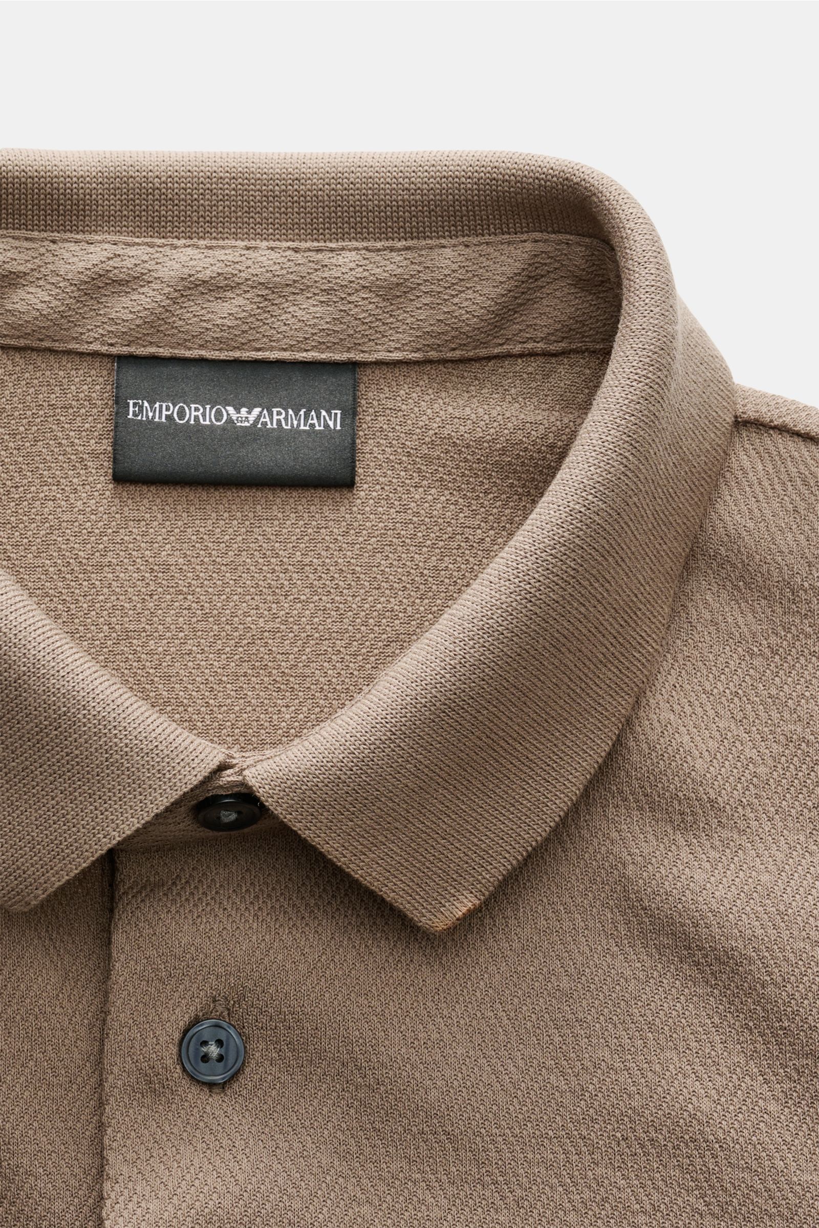 Emporio Armani Poloshirt taupe aus Baumwoll-Jersey mit feiner Strukturoptik, Slim Fit, Polokragen und Drei-Knopf-Leiste, Nahaufnahme von oben.