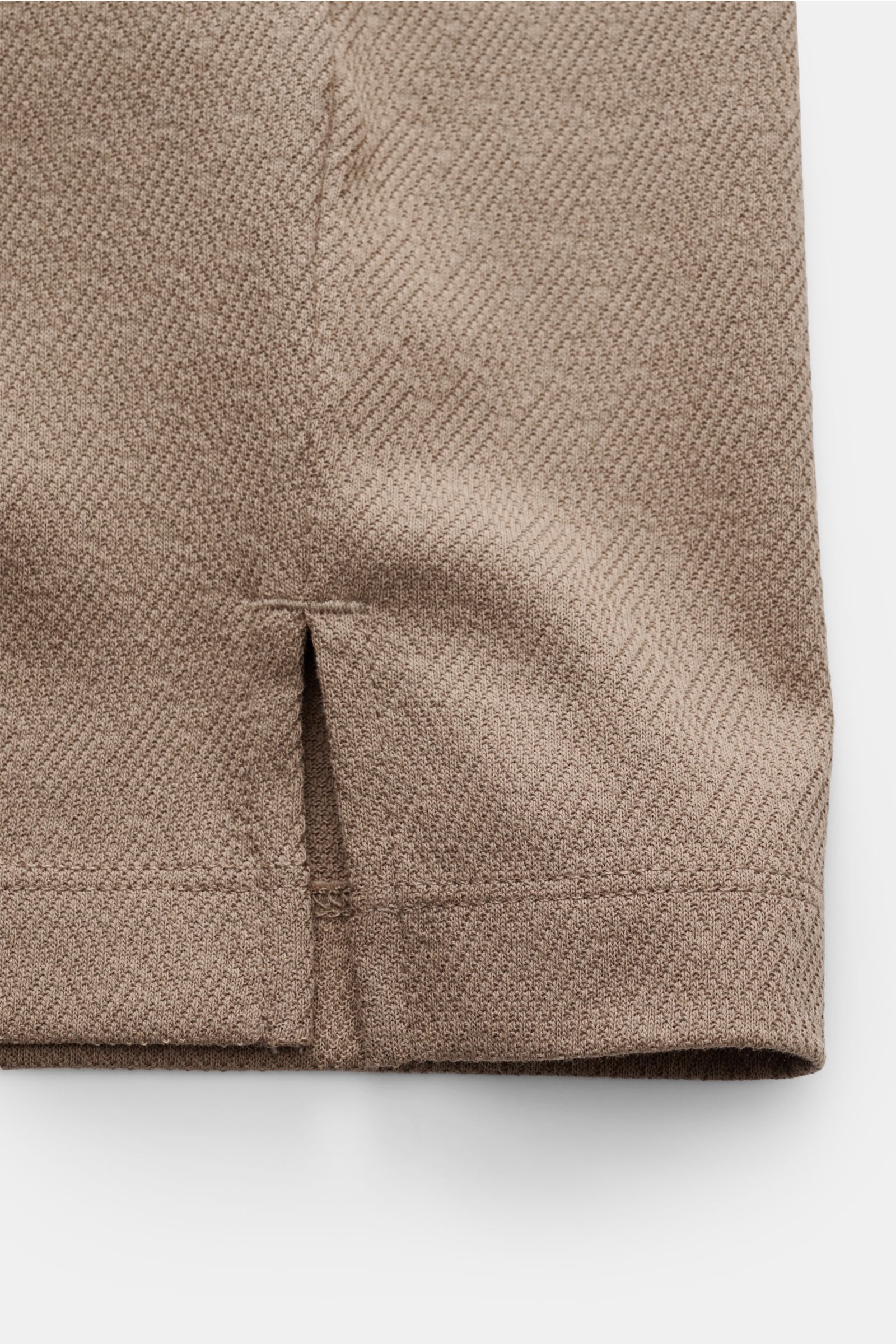 Emporio Armani Poloshirt taupe, Detailaufnahme unten seitlich, Jersey aus Baumwolle, feine Strukturoptik, Slim Fit, Polokragen, Drei-Knopf-Leiste, gerader Saum