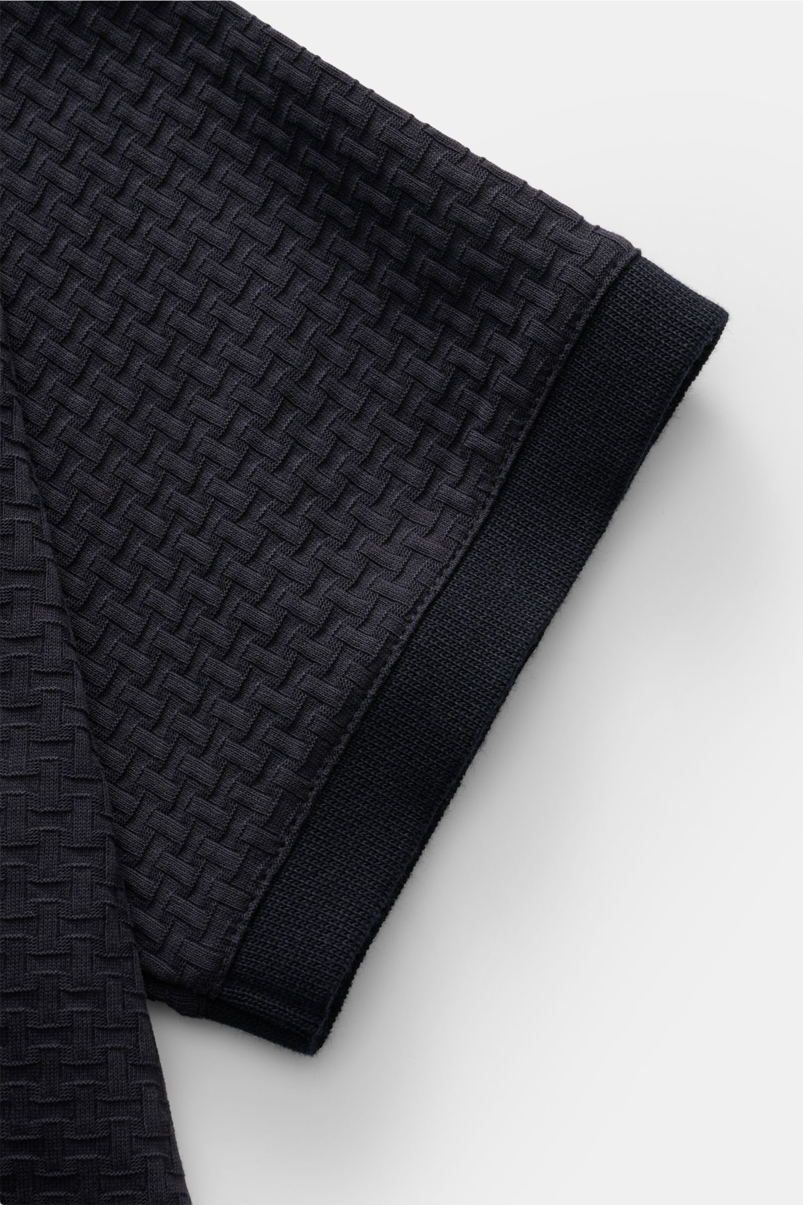 Emporio Armani Poloshirt navy in Slim Fit, Strukturjersey aus Baumwolle, typische Polokragen, Drei-Knopf-Leiste, gerader Saum, Detailansicht Ärmel.