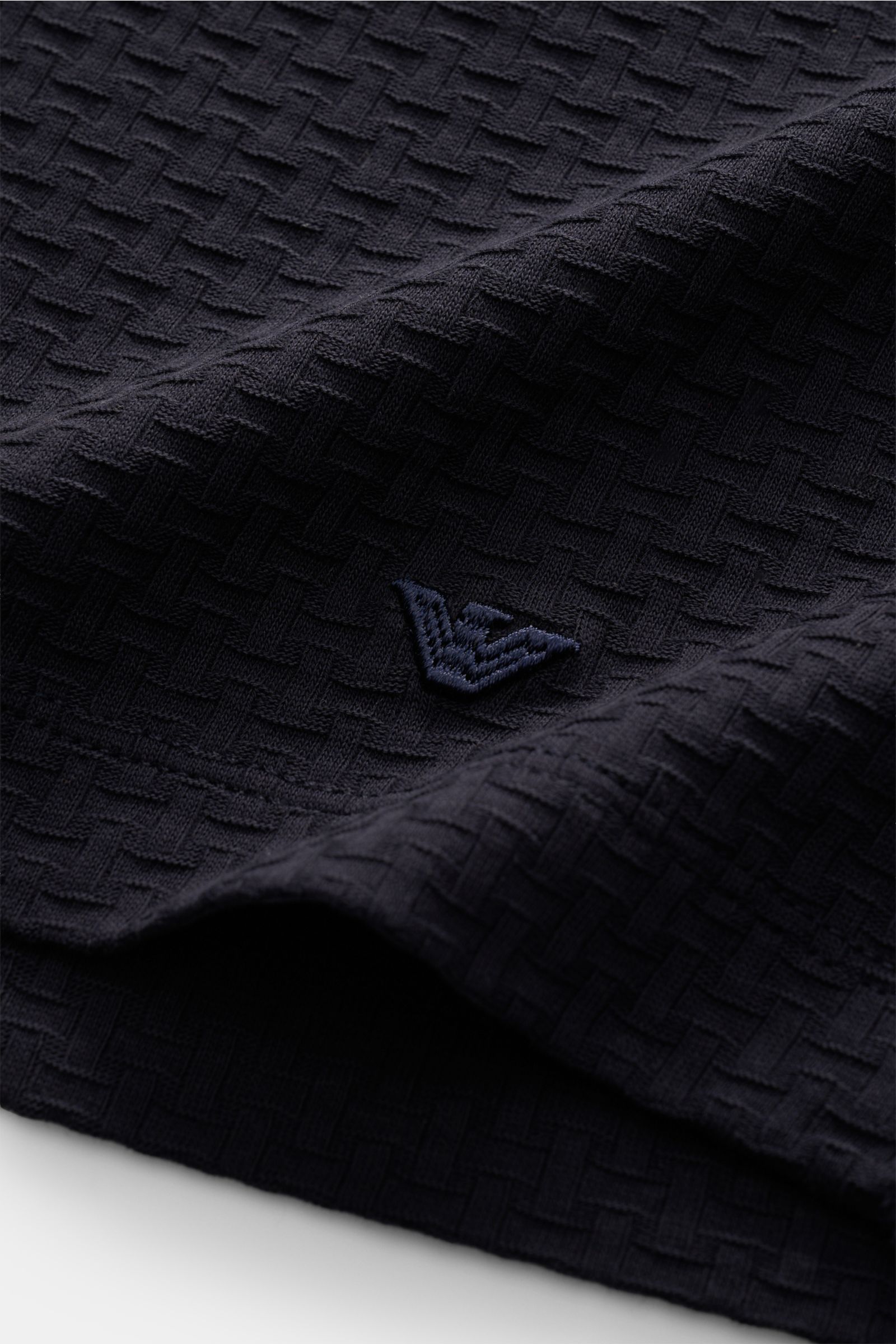 Emporio Armani Poloshirt navy aus strukturierter Baumwolle in Slim Fit, Detailaufnahme der Strukturjersey-Optik und Logostickerei.