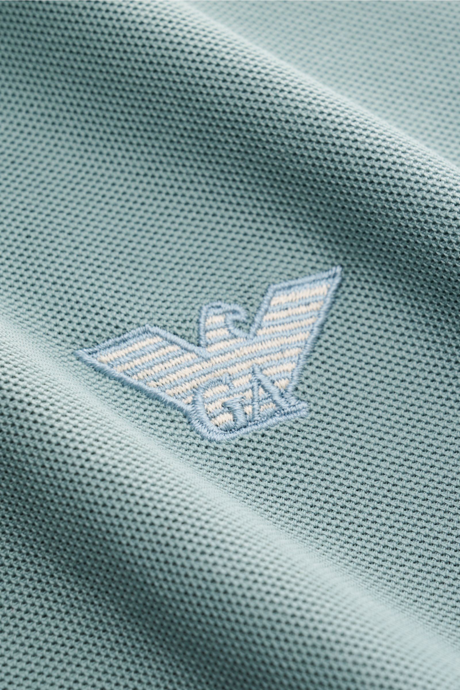 Close-up front view of the Emporio Armani Polo shirt sage showing the detailed label stitching on the chest in piqué cotton fabric.

A versatile classic for sporty looks: This polo shirt by EMPORIO ARMANI has a timeless, casual design.

Piq