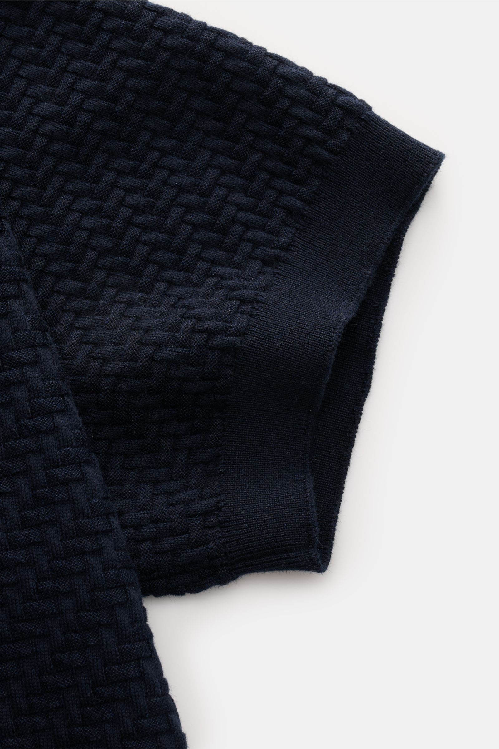 Brioni Kurzarm-Strickpolo navy, Nahaufnahme von Ärmel und Struktur, GOTS-Baumwolle, Seide, Cashmere, Intreccio-Muster, Regular Fit.