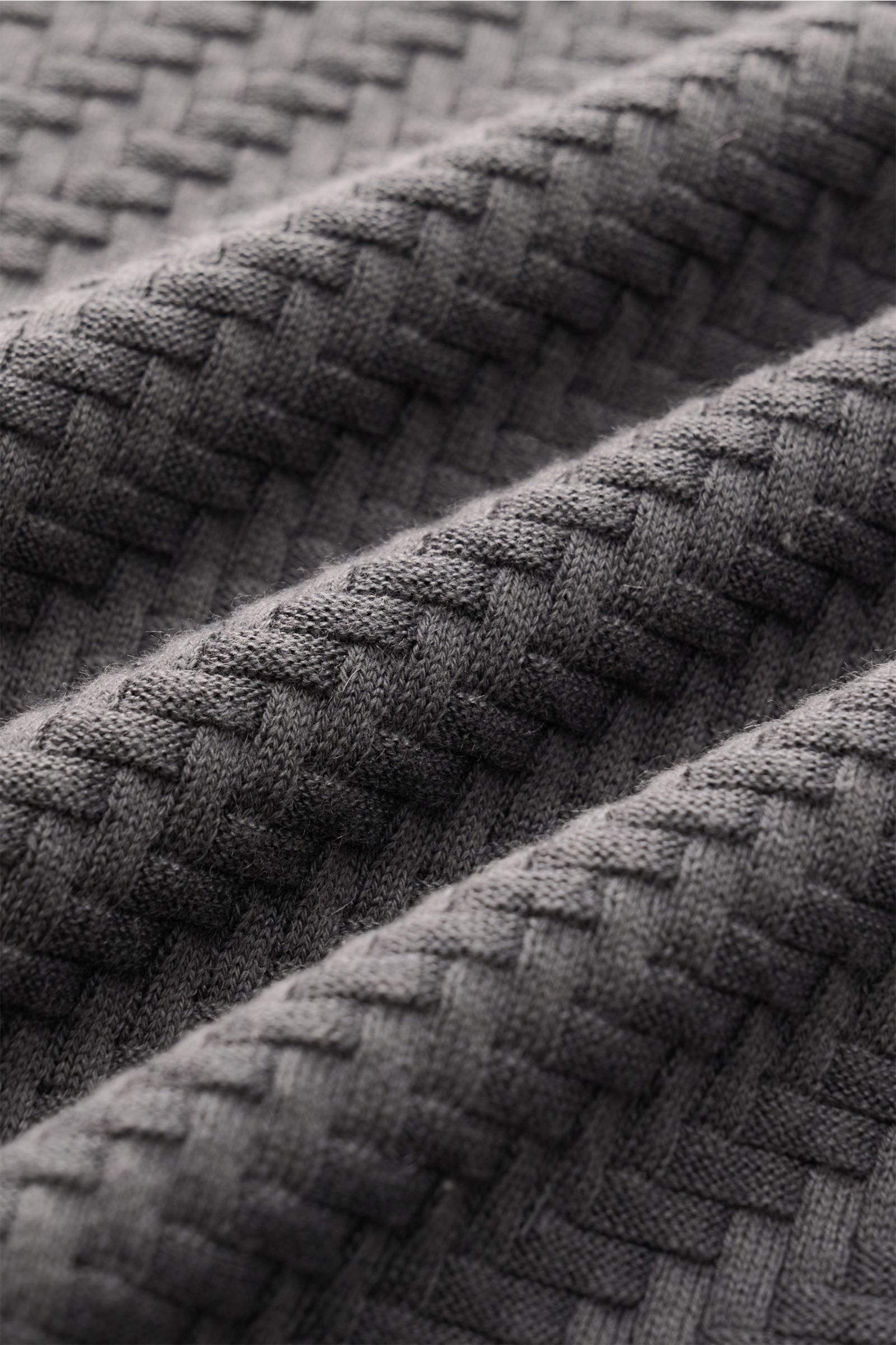 Brioni Kurzarm-Strickpolo dunkelgrau in Nahaufnahme, strukturiertes Intreccio-Flechtmuster aus Baumwolle, Seide & Cashmere.