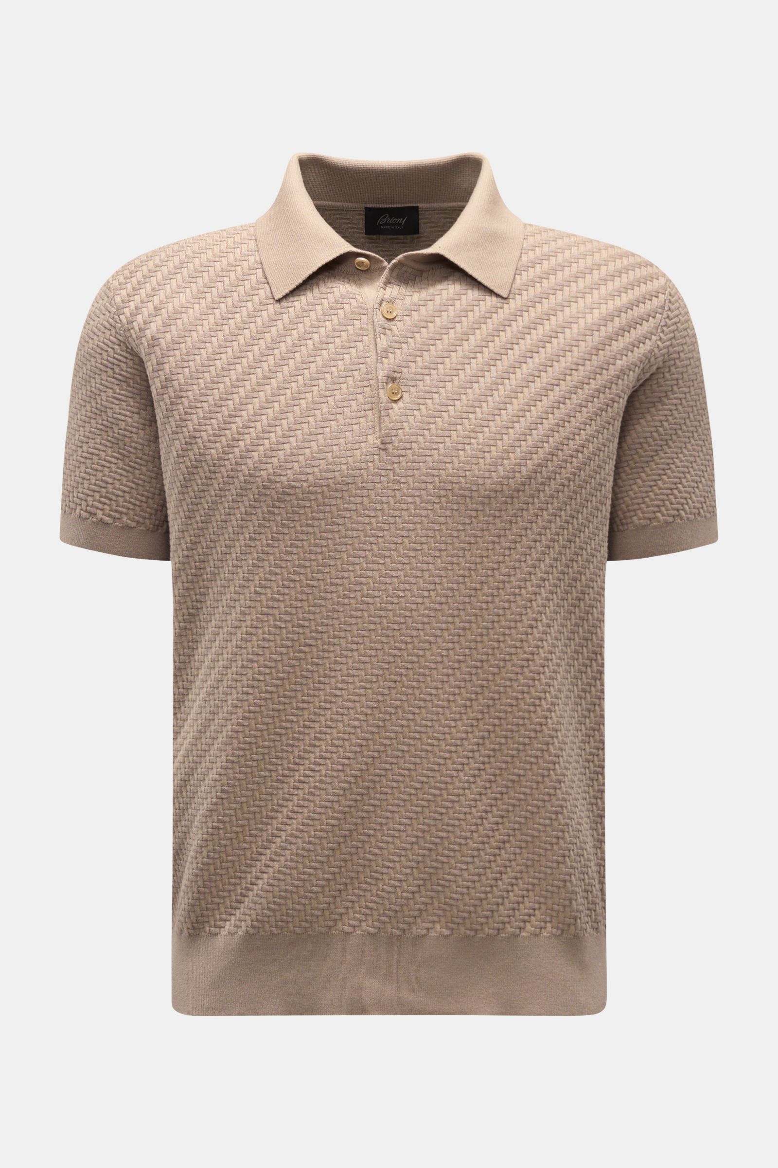 Brioni Kurzarm-Strickpolo taupe, frontal fotografiert, mit Intreccio-Flechtmuster, Regular Fit, Polokragen, Drei-Knopf-Leiste und Rippbündchen.