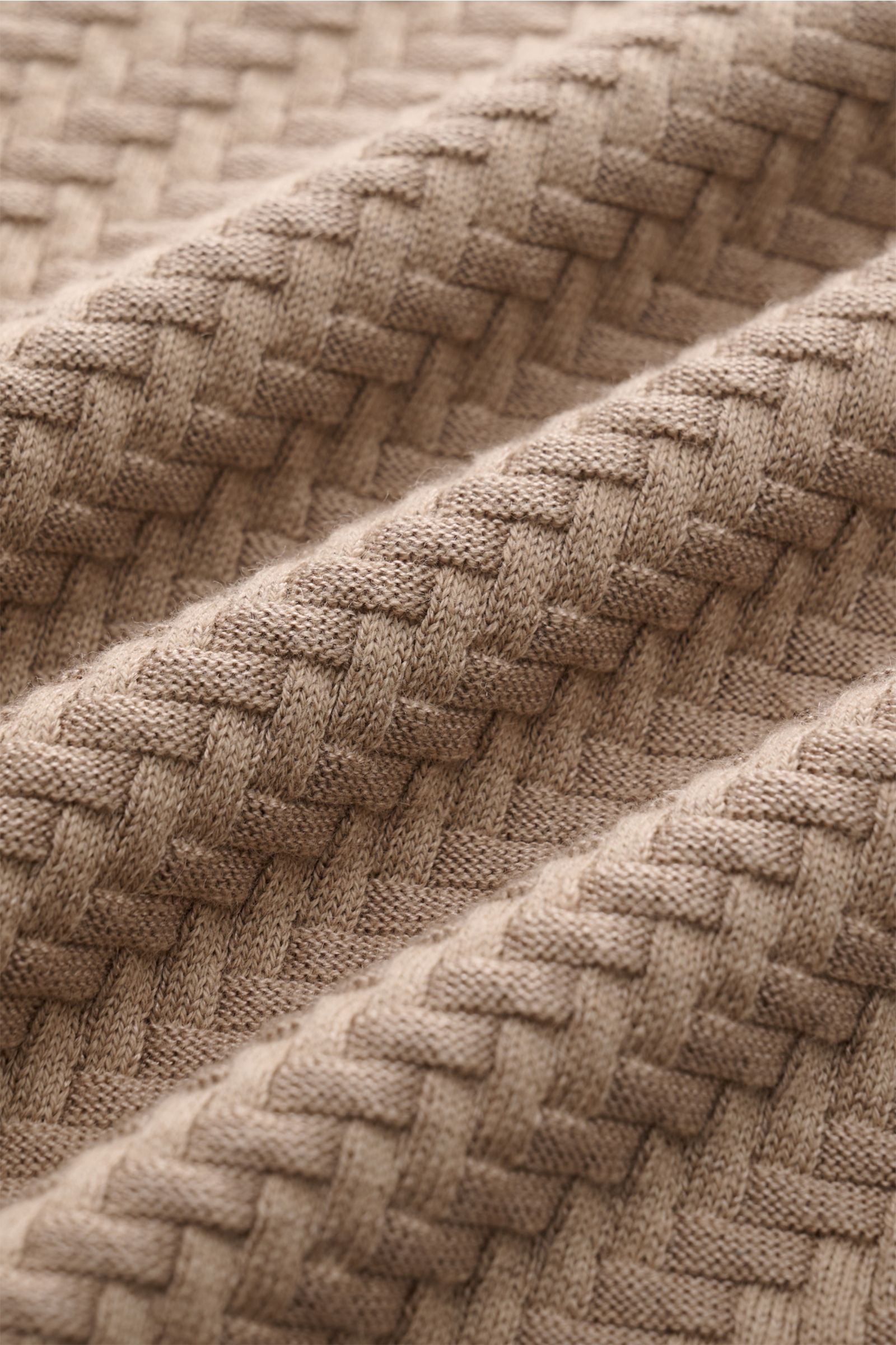 Nahaufnahme des Brioni Kurzarm-Strickpolo taupe mit elegantem Intreccio-Flechtmuster, GOTS-Baumwolle, Seide und Cashmere.