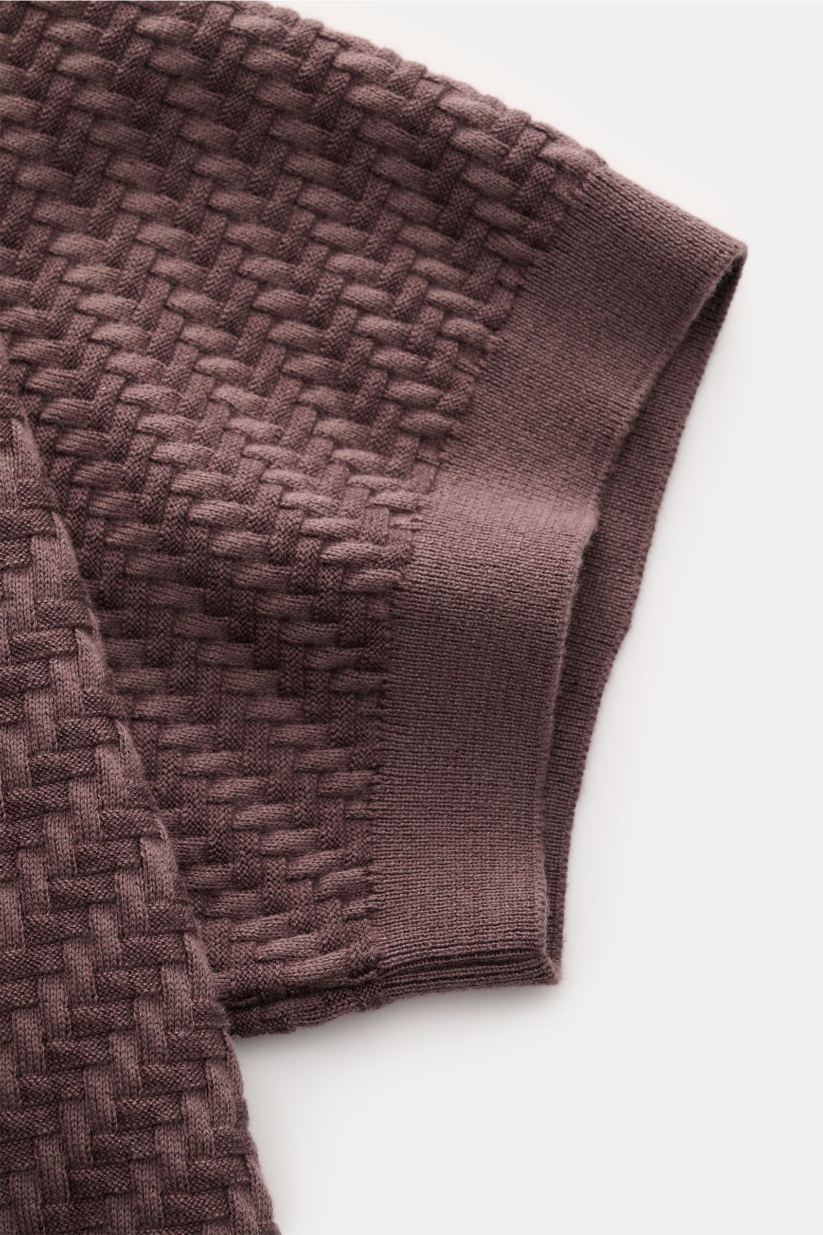 Brioni Kurzarm-Strickpolo dunkelbraun, Nahaufnahme von Ärmel mit Intreccio-Flechtmuster, Baumwolle, Seide, Cashmere, Regular Fit.