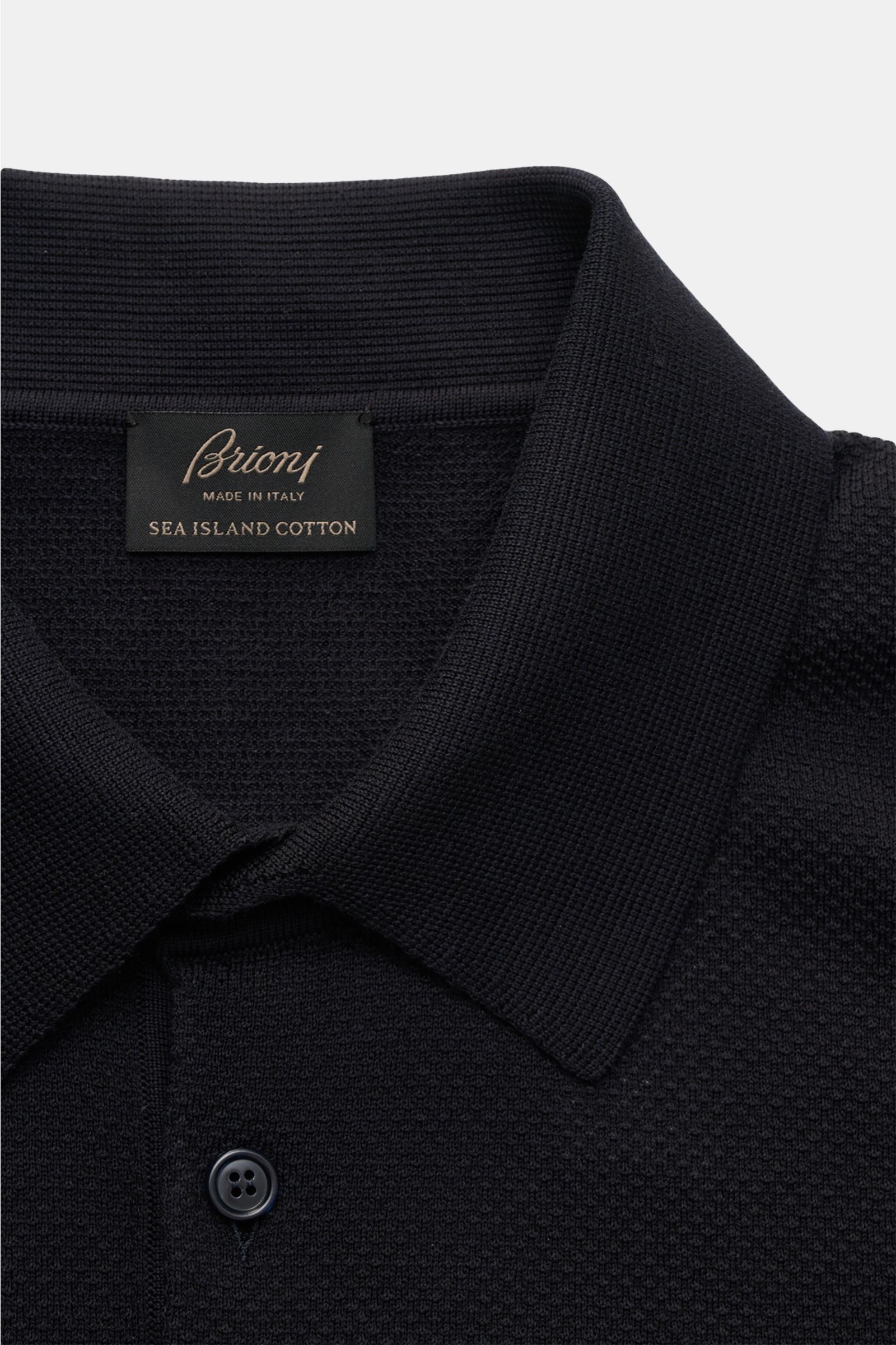 Brioni Kurzarm-Strickpolo dark navy aus reiner Baumwolle, luftiger Strukturstrick, Slim Fit, Polokragen, Drei-Knopf-Leiste, Nahaufnahme von oben.