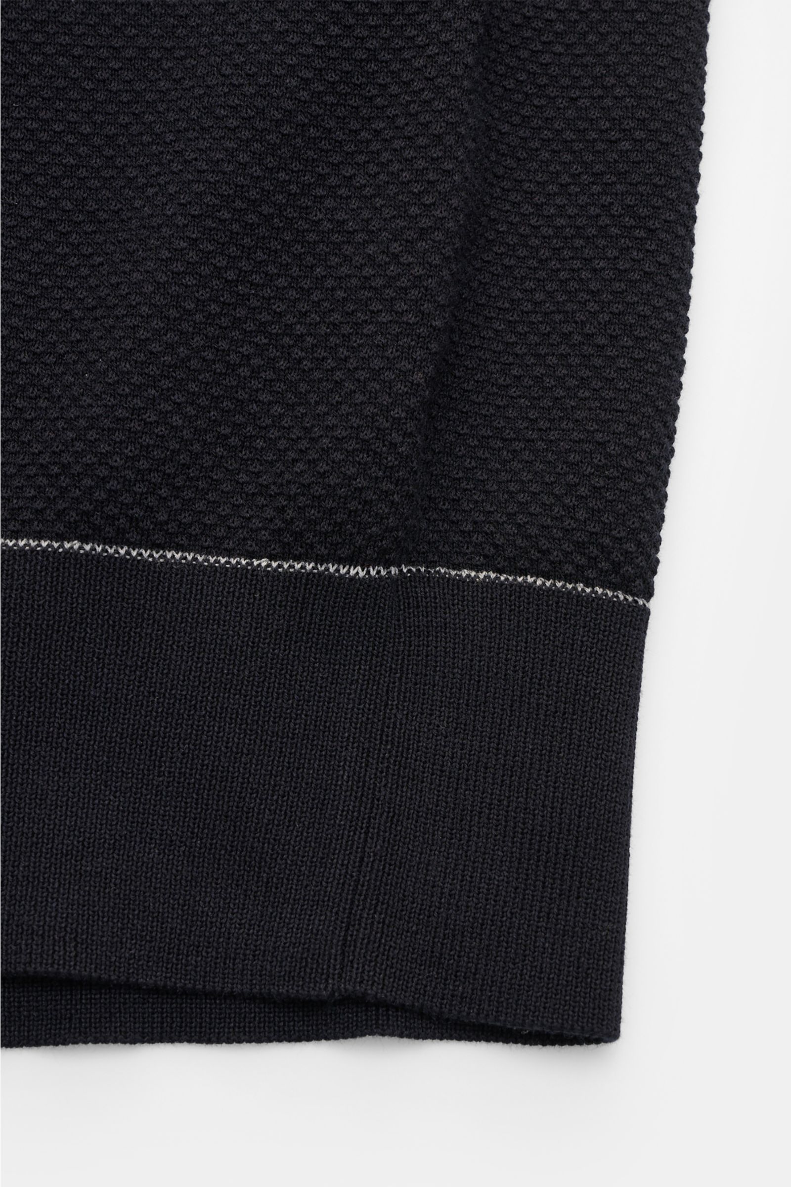 Brioni Kurzarm-Strickpolo dark navy aus reiner Baumwolle, luftiger Strukturstrick, Slim Fit, Detailaufnahme Bündchen von schräg oben.