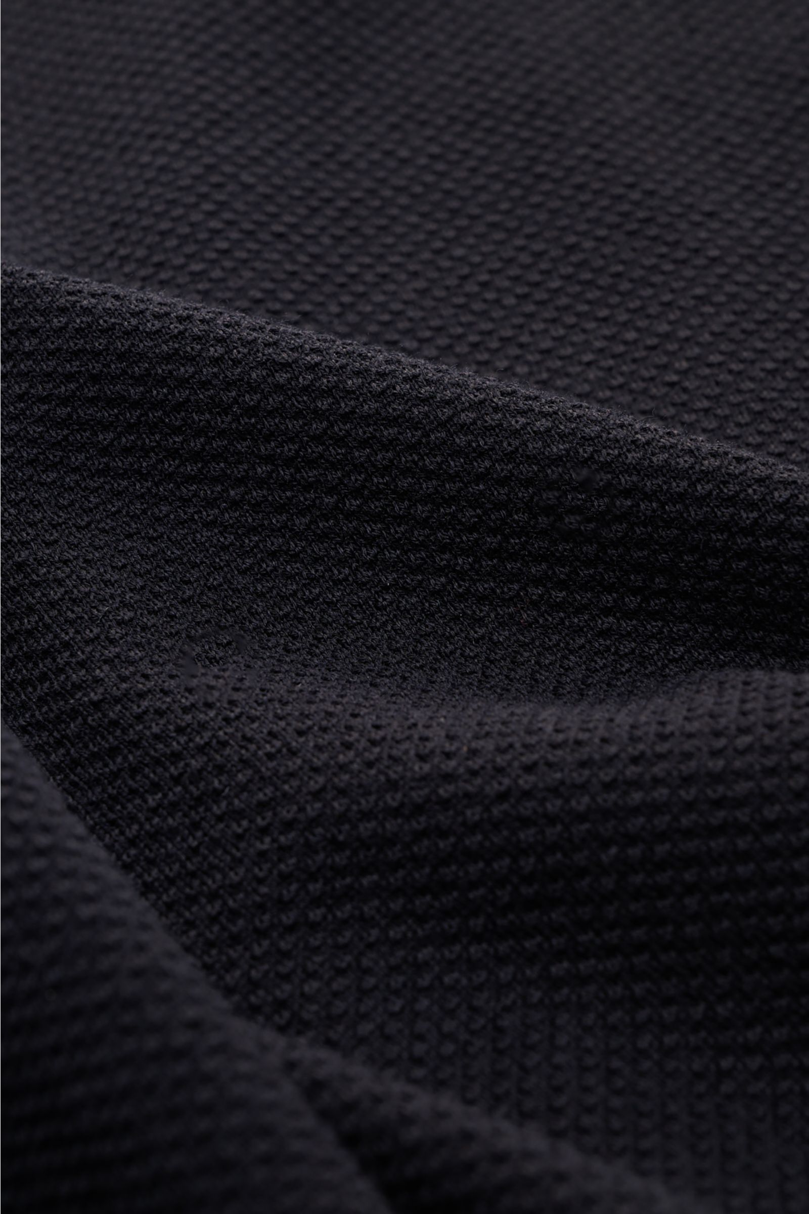 Brioni Kurzarm-Strickpolo dark navy aus reiner Baumwolle, luftiger Strukturstrick, Slim Fit, Detailaufnahme der Struktur aus nächster Nähe.