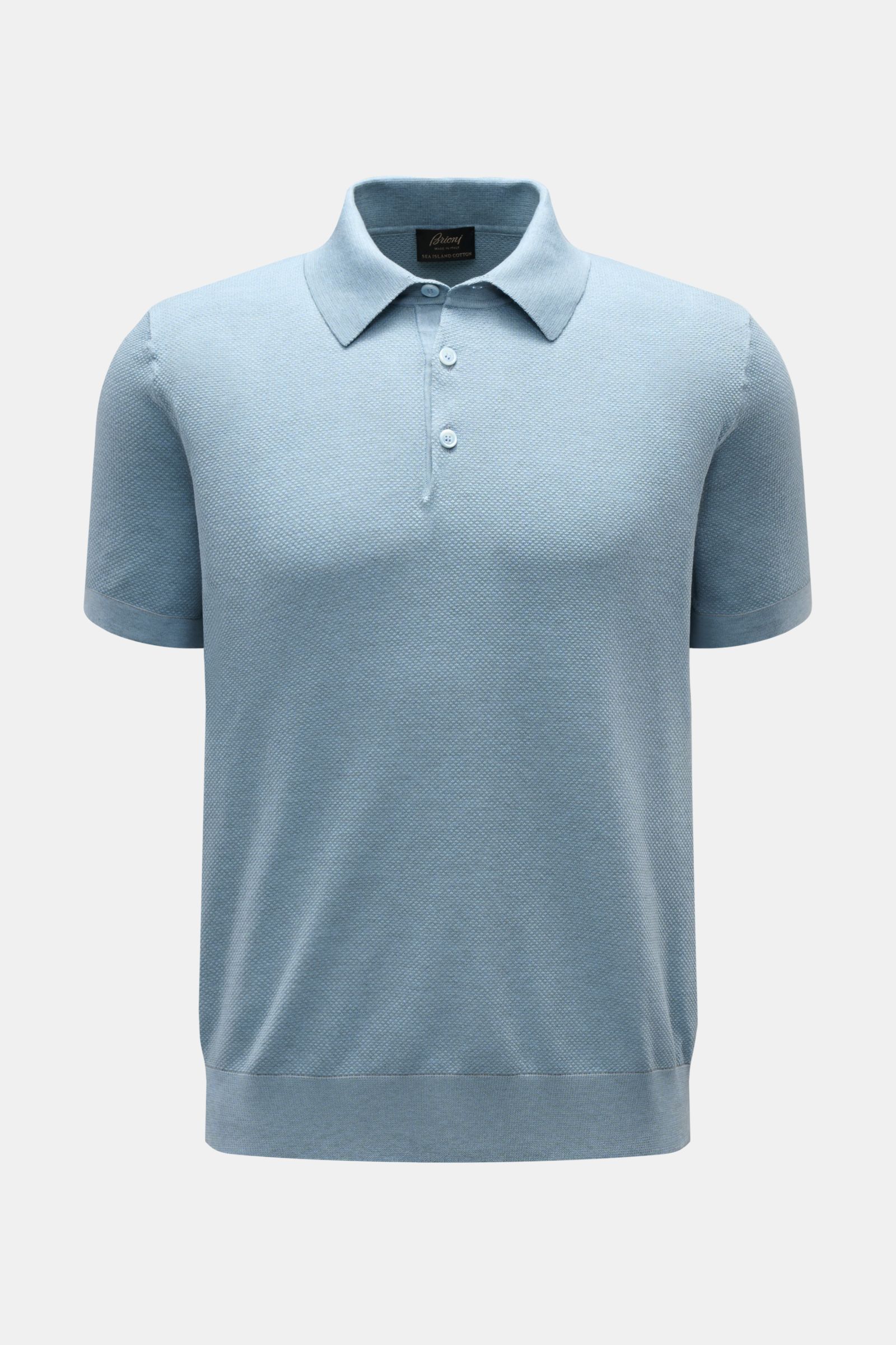Front view of Brioni Kurzarm-Strickpolo rauchblau, a slim fit, short-sleeve knit polo in airy pure cotton with a knitted collar, three-button placket, and flexible rib cuffs. Genießen Sie den Sommer stilvoll mit dem luftig gestrickten Polo von BRIONI - ge