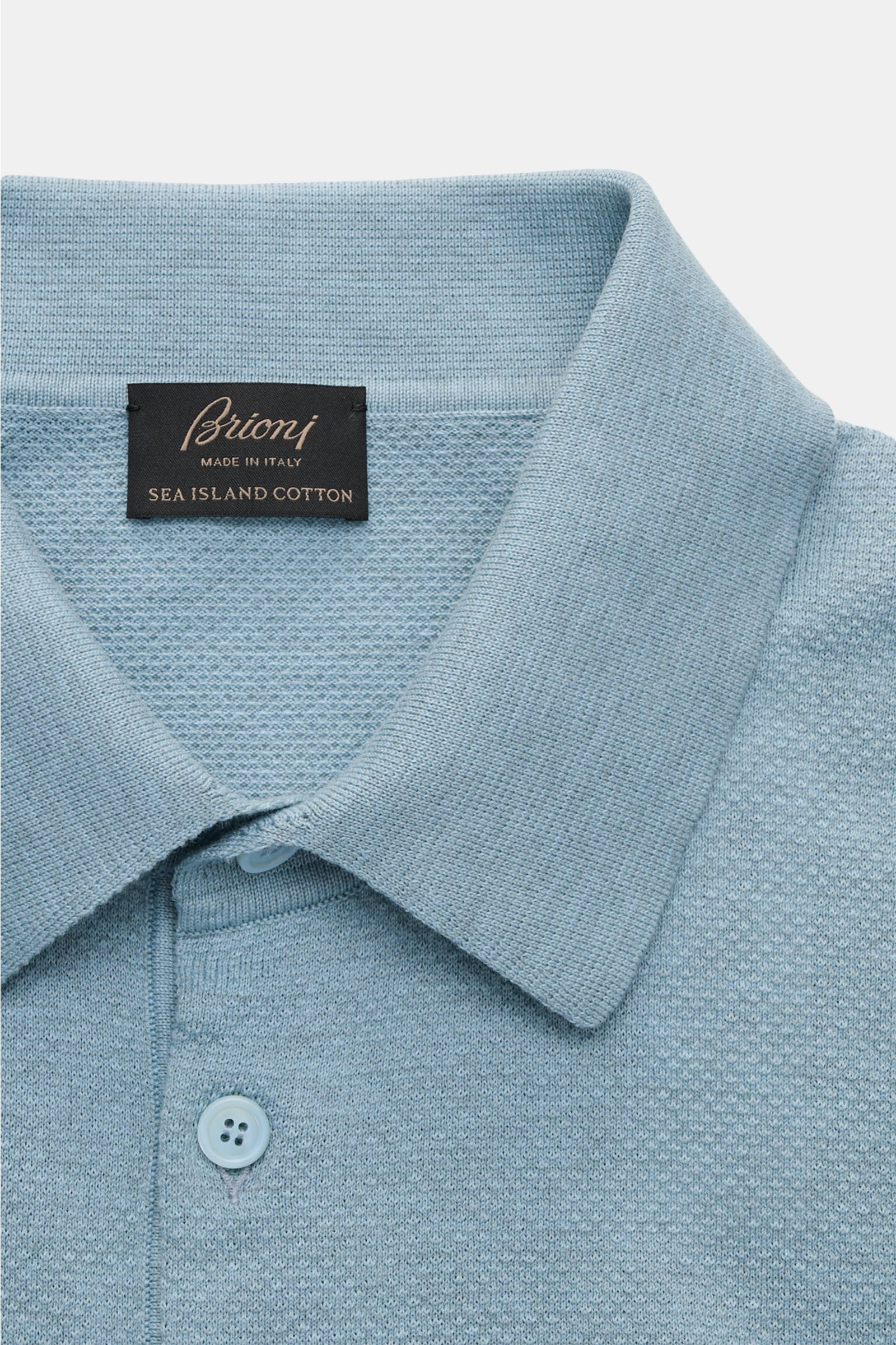 Close-up front view of the Brioni Kurzarm-Strickpolo rauchblau, a slim fit, airy knit polo made from pure Sea Island cotton with a knitted collar, three-button placket, and flexible ribbed cuffs. Genießen Sie den Sommer stilvoll mit dem luftig gestrickten