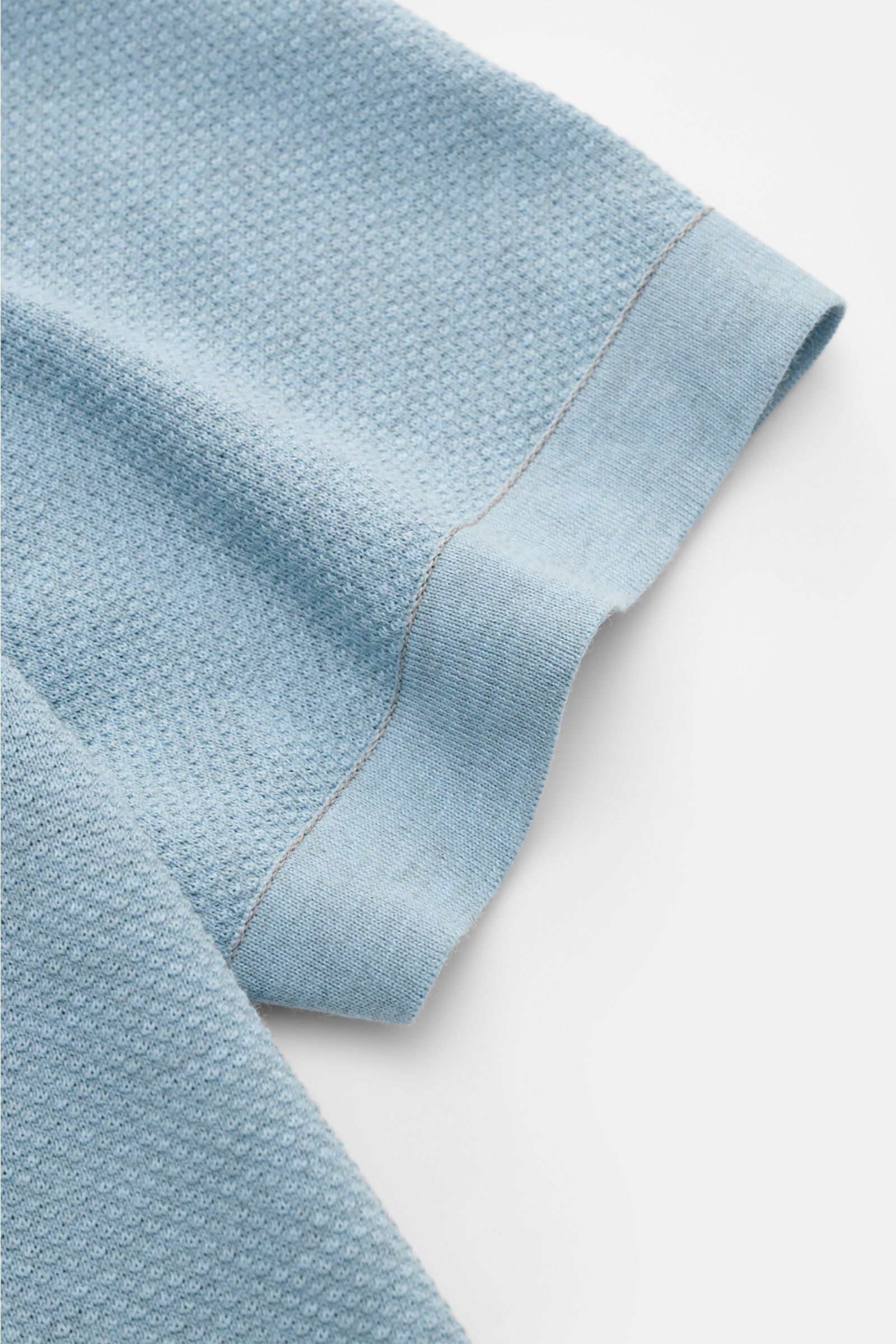Close-up front-side view of Brioni Kurzarm-Strickpolo rauchblau showing airy, lightweight pure cotton knit, slim fit, and flexible rib cuffs.