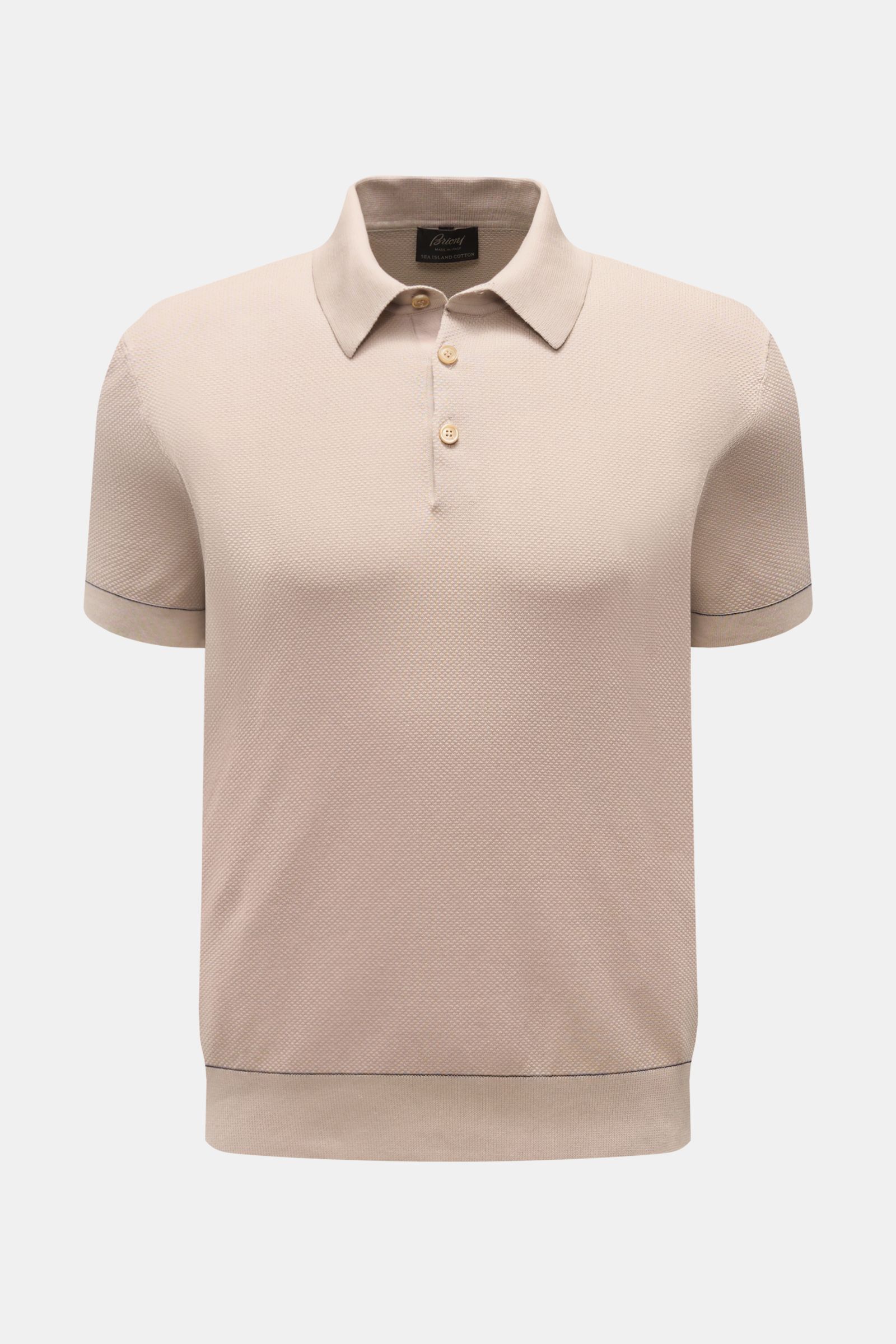 Brioni Kurzarm-Strickpolo taupe, frontal fotografiert, luftiger Baumwoll-Strick mit Slim Fit, Polokragen, Drei-Knopf-Leiste und Rippbündchen.