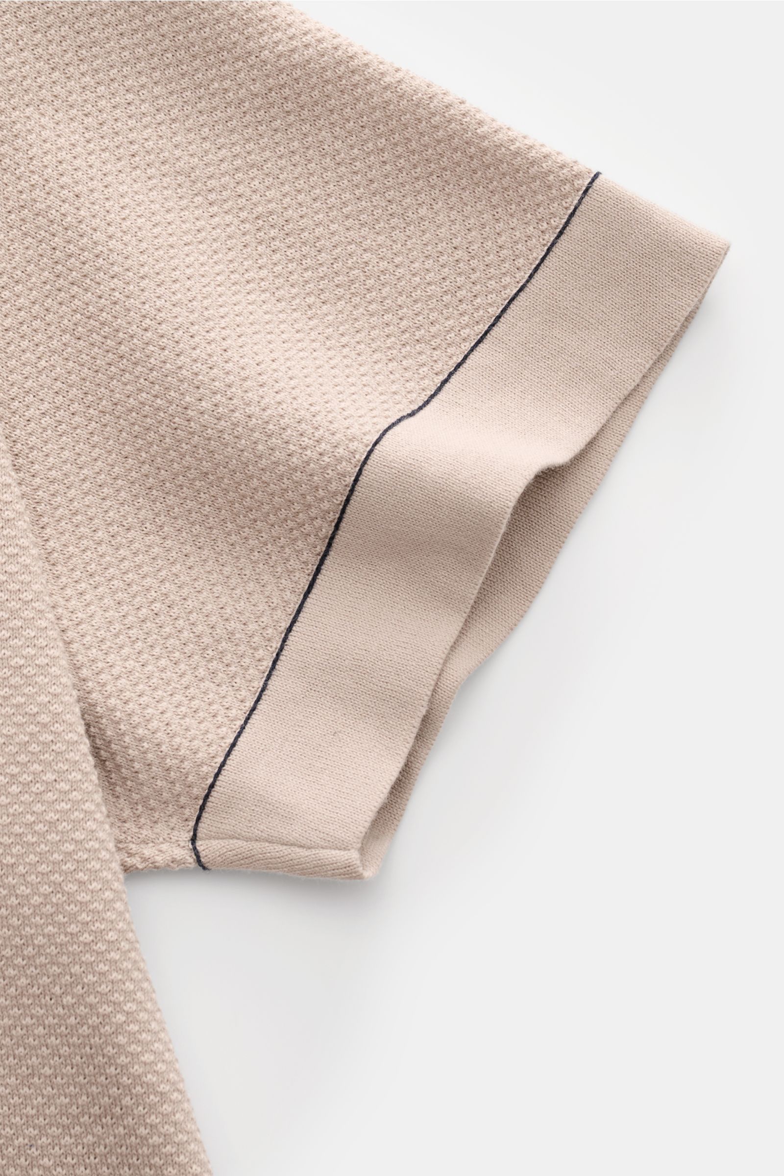 Nahaufnahme des Ärmels vom Brioni Kurzarm-Strickpolo taupe, luftiger Baumwoll-Strick mit Slim Fit und flexiblem Rippbündchen.