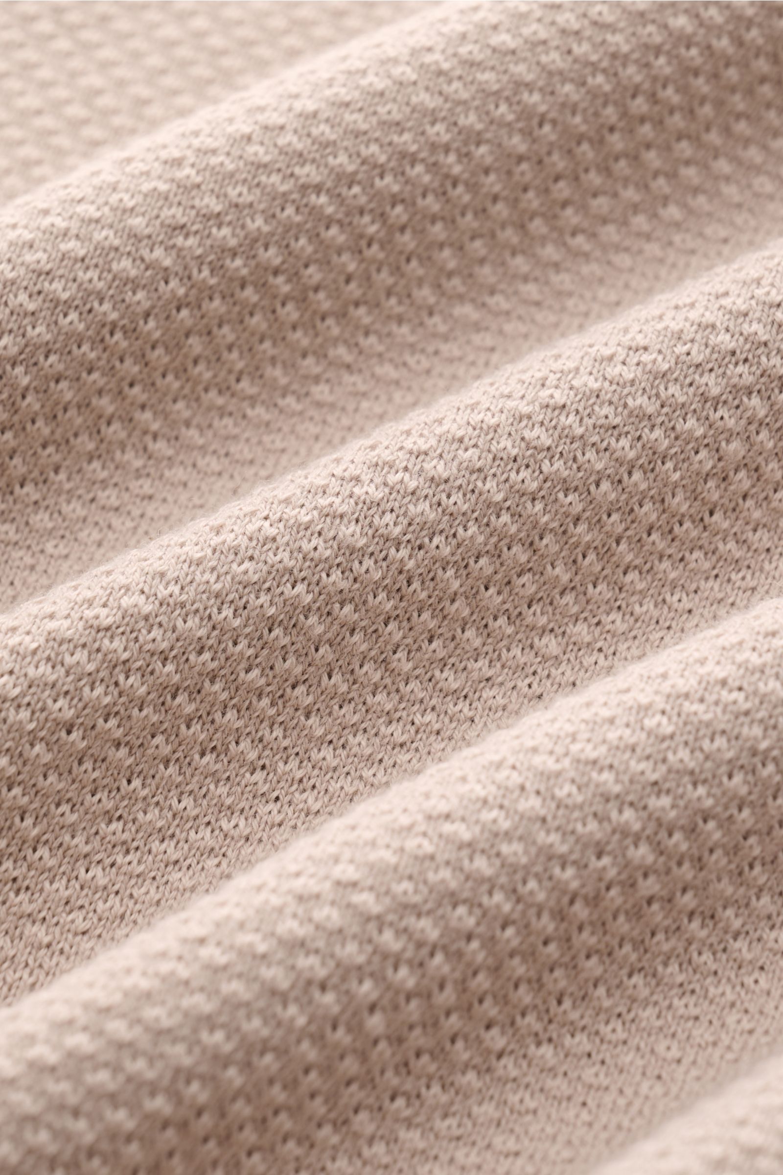 Brioni Kurzarm-Strickpolo taupe aus reiner Baumwolle, luftiger Strukturstrick in Nahaufnahme, leichte, slim fit Pololeiste mit drei Knöpfen.