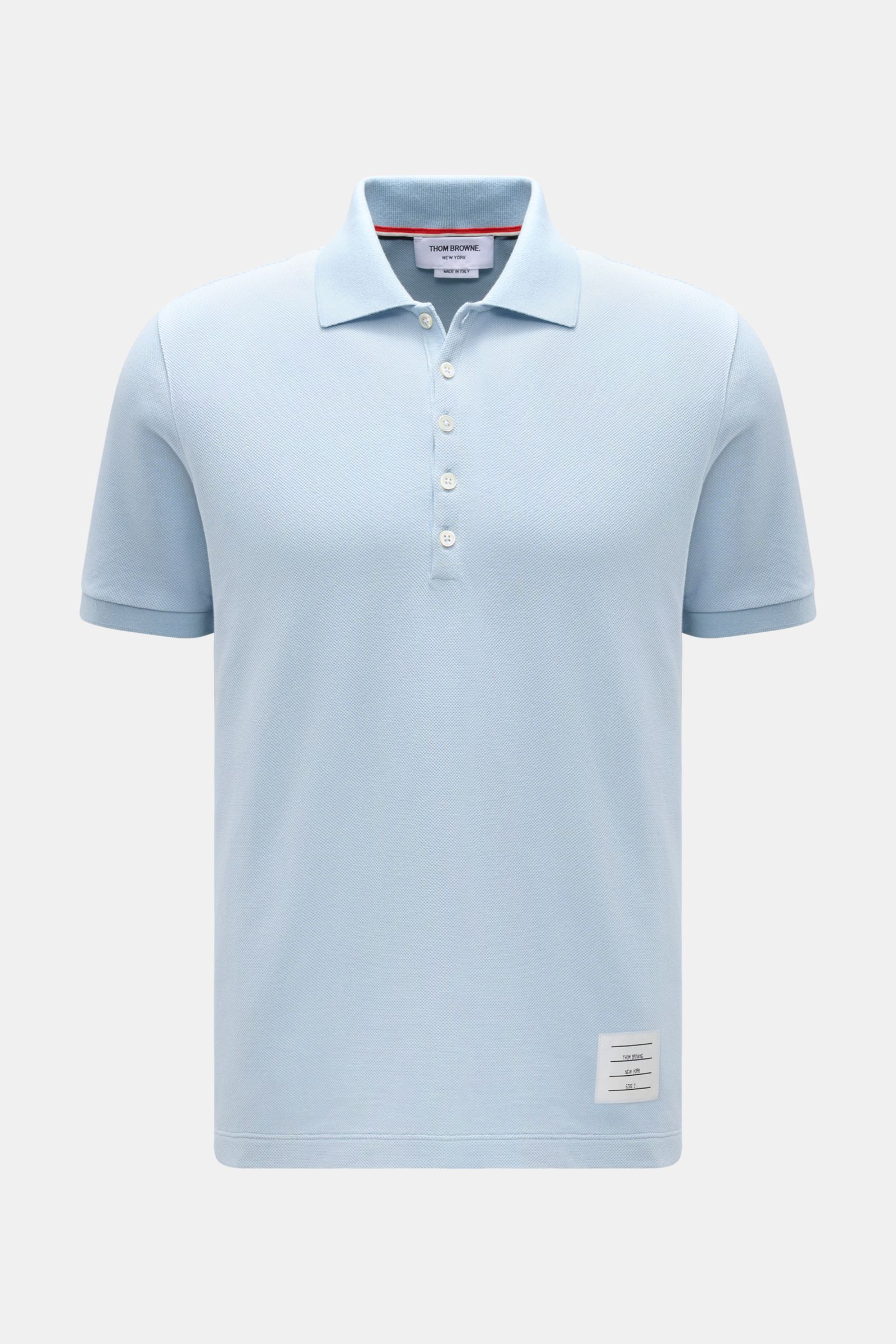 Vorderansicht des Thom Browne Poloshirts hellblau aus reiner Baumwolle, Slim Fit mit klassischem Polokragen, Fünf-Knopf-Leiste, Rippbündchen an Ärmeln und elastischen Seiteneinsätzen, markentypisches Streifen-Logo.