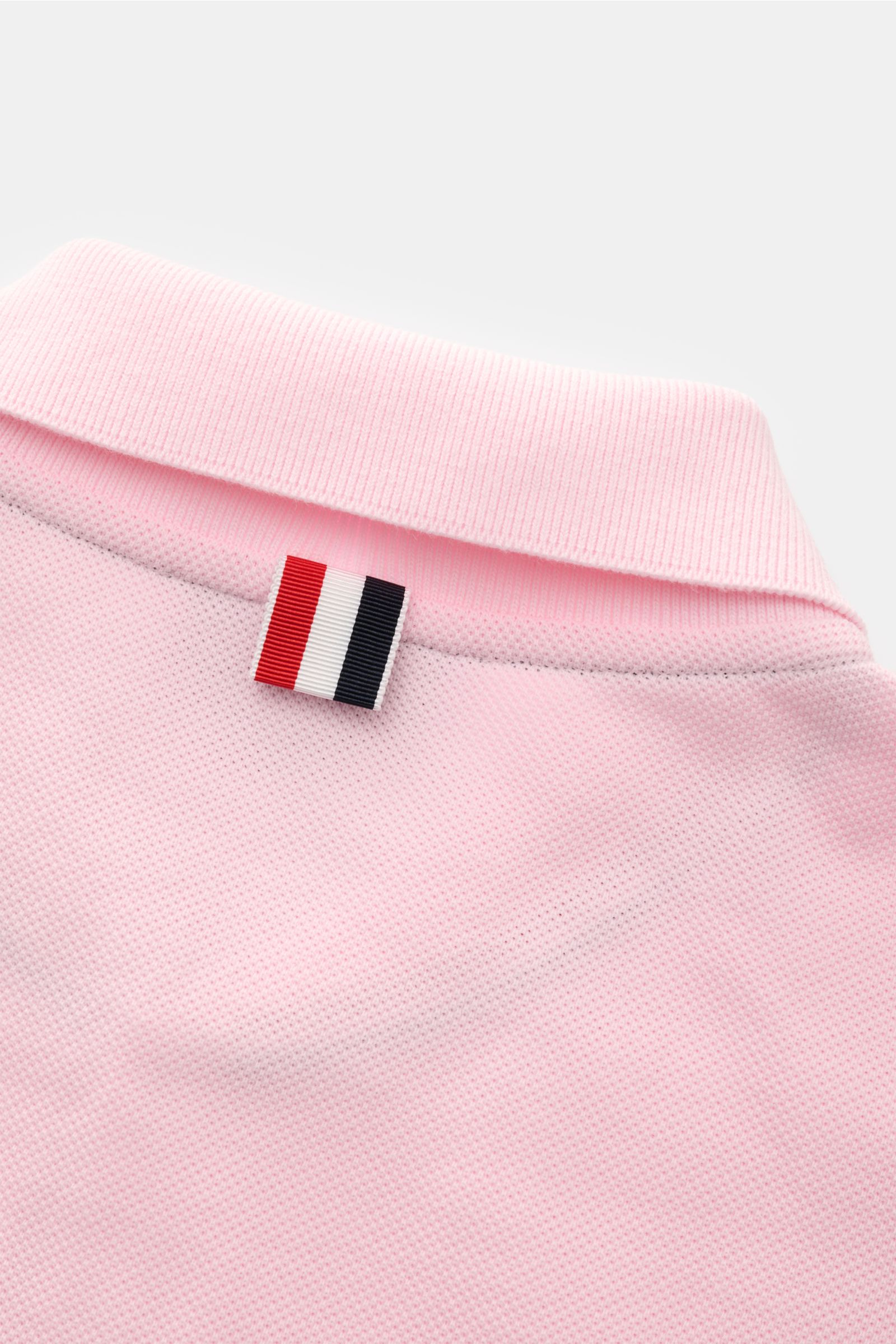 Close-up rear view of Thom Browne Poloshirt rosé showing pure cotton slim fit fabric with textured structure and signature tricolor stripe logo on collar tab.