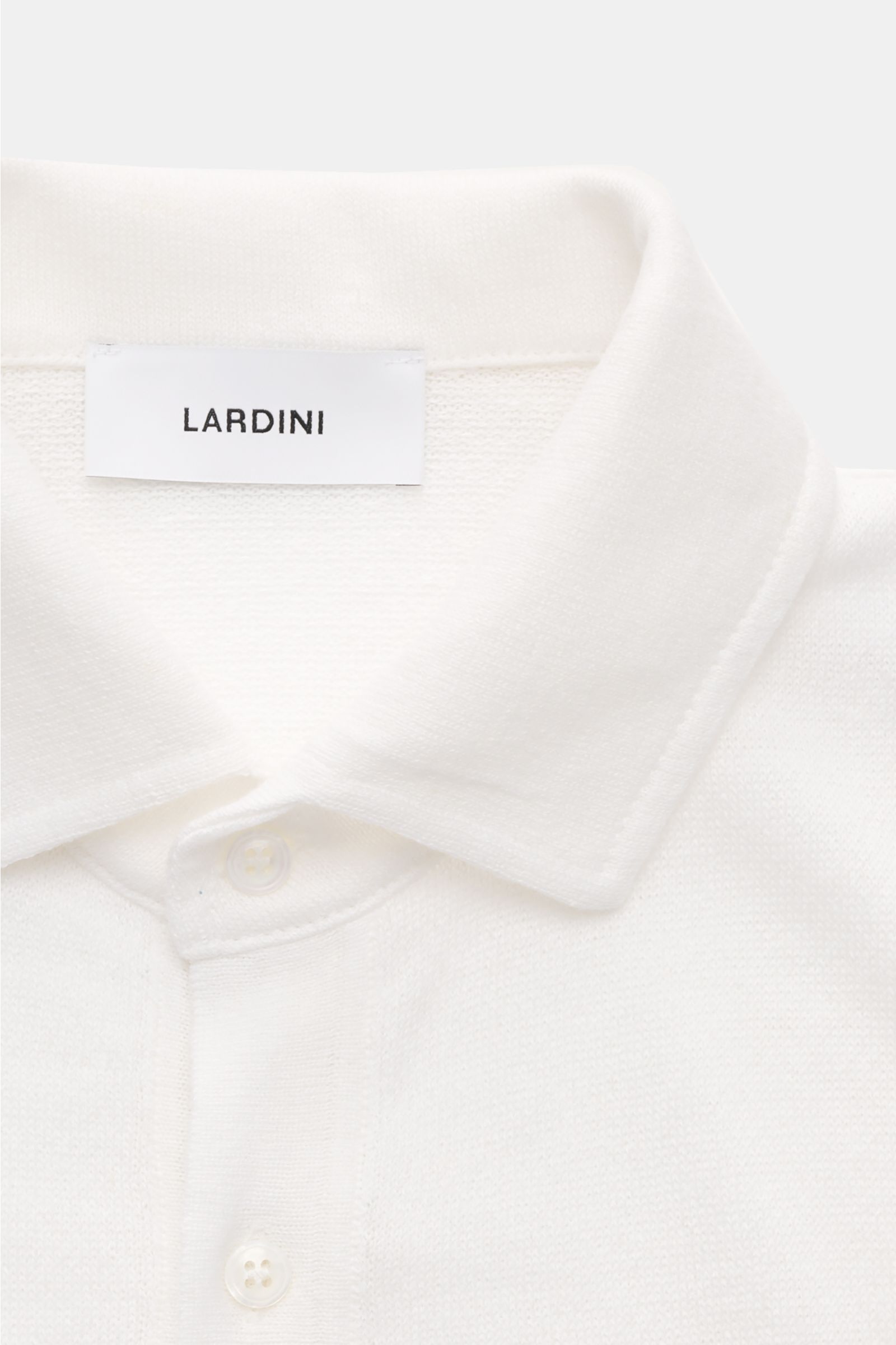Lardini Kurzarm-Strickpolo offwhite, Nahaufnahme von oben, Slim Fit, Leinen-Baumwoll-Mix, gestrickter Polokragen, Drei-Knopf-Leiste, Rippbündchen.