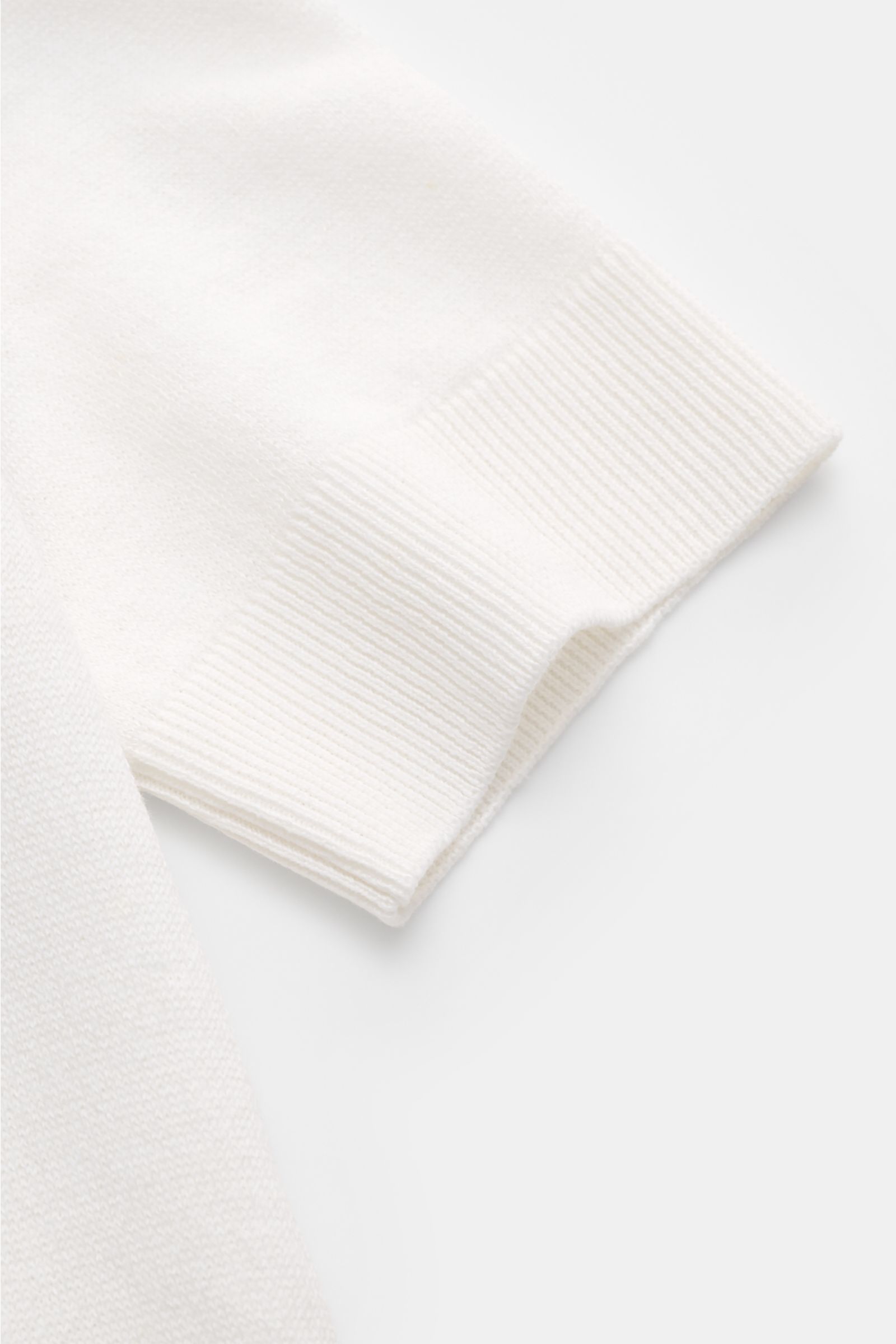 Nahaufnahme des Ärmels des Lardini Kurzarm-Strickpolo offwhite mit komfortablem Rippbündchen, feinem offenem Strickbild und weichem Leinen-Baumwoll-Mix.