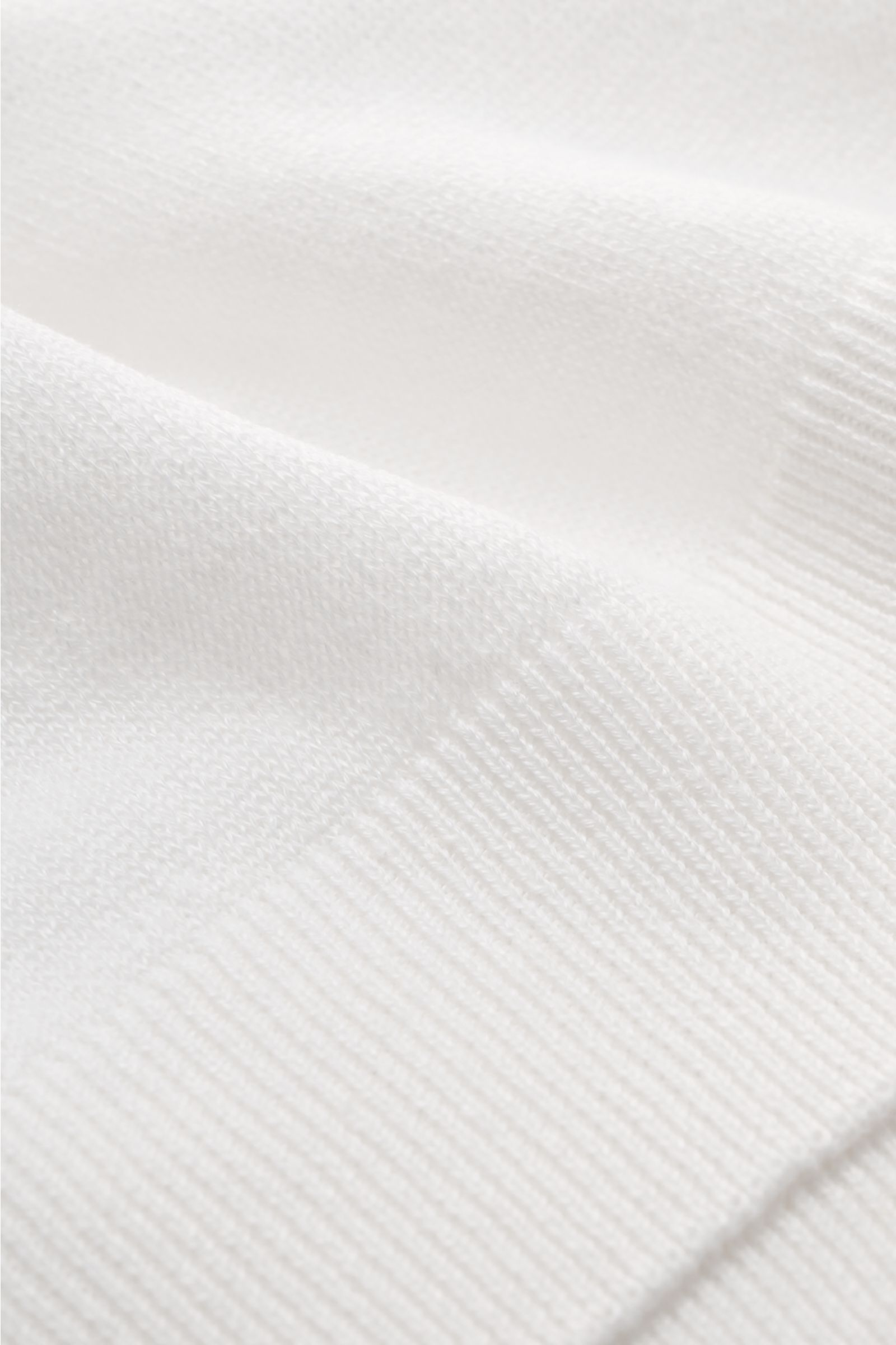 Lardini Kurzarm-Strickpolo offwhite in Slim Fit, Detailaufnahme des feinen offenen Strickbilds und Rippbündchen aus Leinen-Baumwolle.