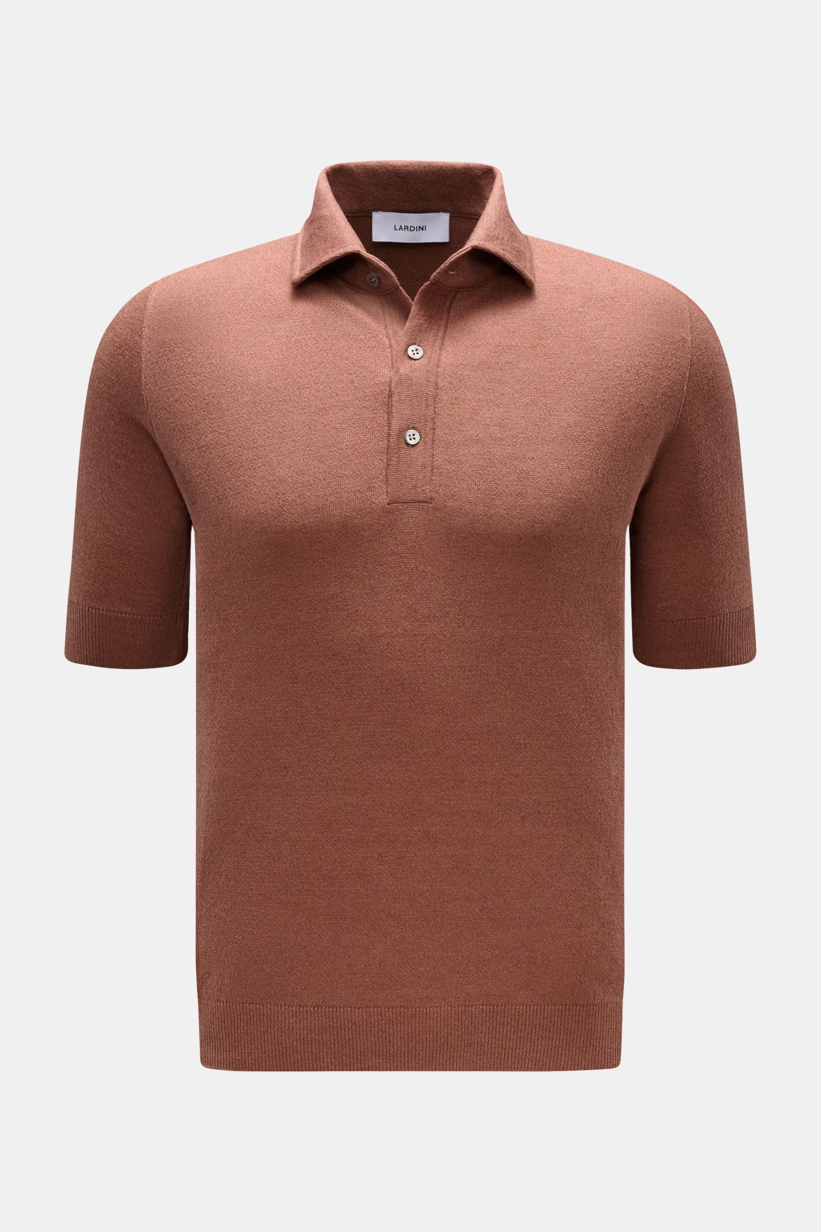 Lardini Kurzarm-Strickpolo braun, Slim Fit, aus Leinen-Baumwoll-Mix mit Polokragen, Drei-Knopf-Leiste, flexible Rippbündchen, frontal fotografiert.
