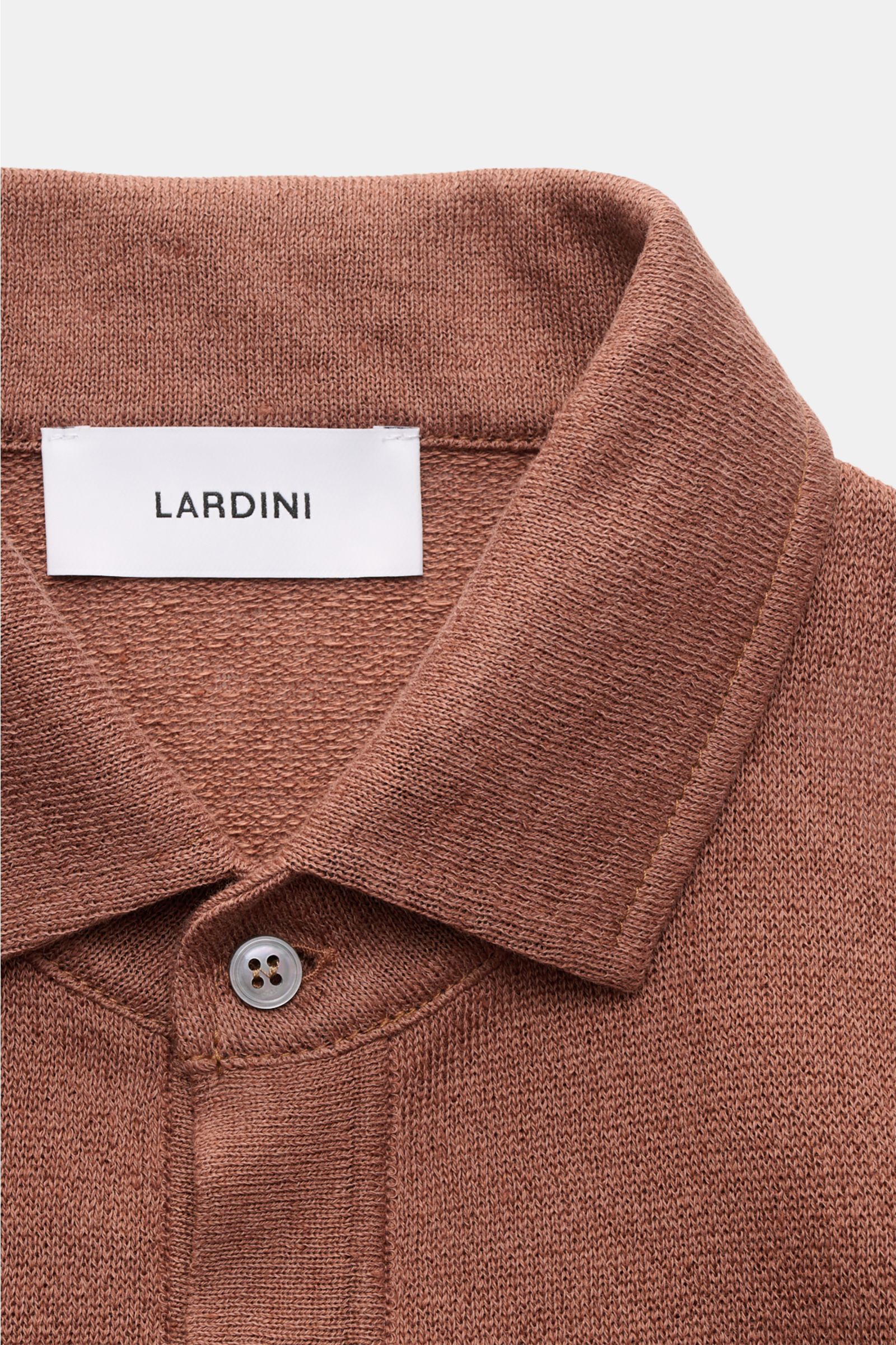 Nahaufnahme von Lardini Kurzarm-Strickpolo braun, Slim Fit, aus luftigem Leinen-Baumwoll-Mix mit Polokragen und Drei-Knopf-Leiste.