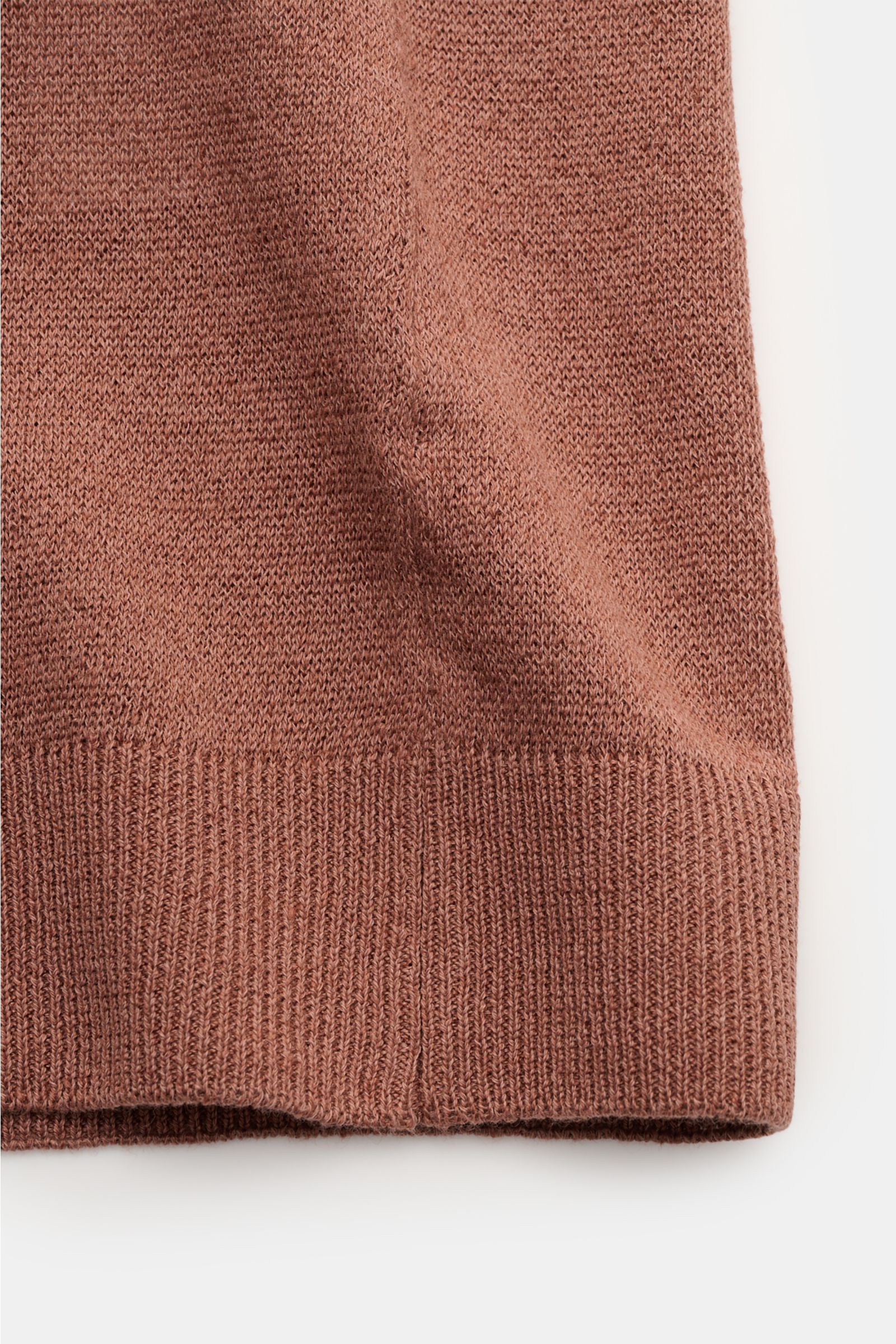 Lardini Kurzarm-Strickpolo braun aus Leinen-Baumwoll-Mix, Slim Fit, mit Polokragen, Drei-Knopf-Leiste und Rippbündchen, Detailaufnahme Vorderseite.