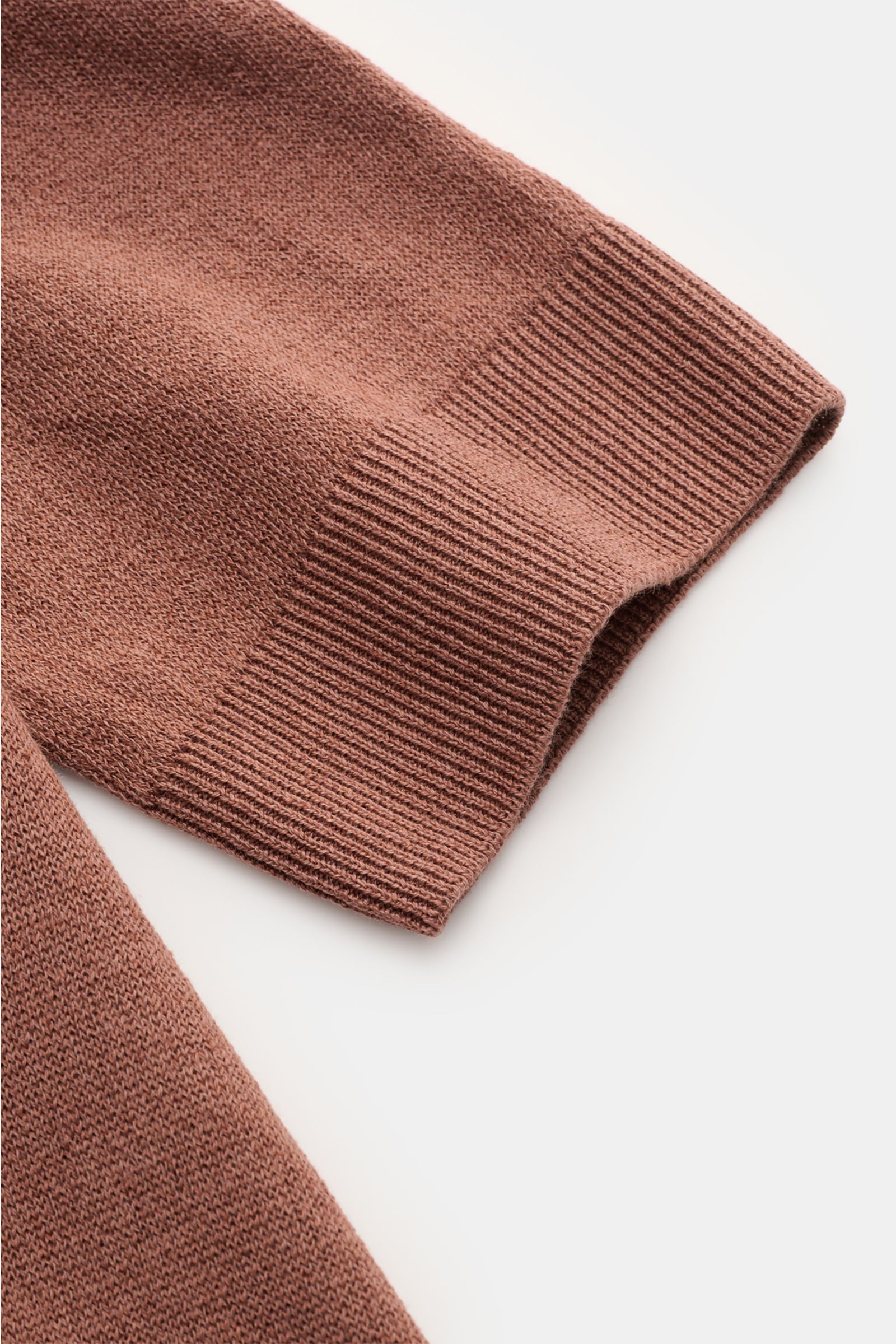 Lardini Kurzarm-Strickpolo braun in Nahaufnahme von der Ärmelkante, Leinen-Baumwoll-Mix, luftiges Strickbild, Slim Fit.