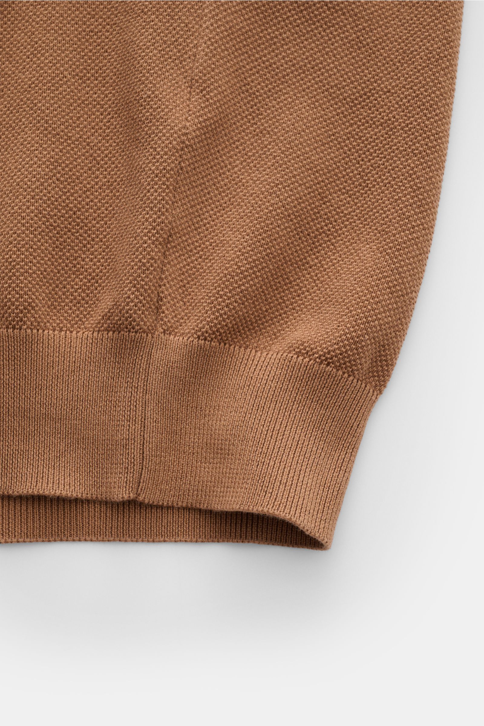 Lardini Kurzarm-Strickpolo hellbraun aus reiner Baumwolle, Slim Fit, feines Piqué-Strickmuster, Rippbündchen, Detailansicht vom Saum.