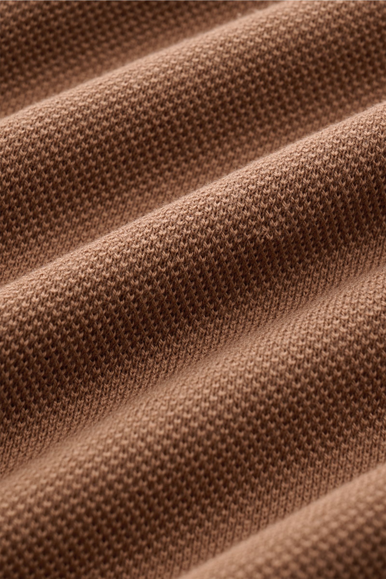 Nahaufnahme des feinen Piqué-Strickmusters eines Lardini Kurzarm-Strickpolo hellbraun aus reiner Baumwolle mit softem Griff.