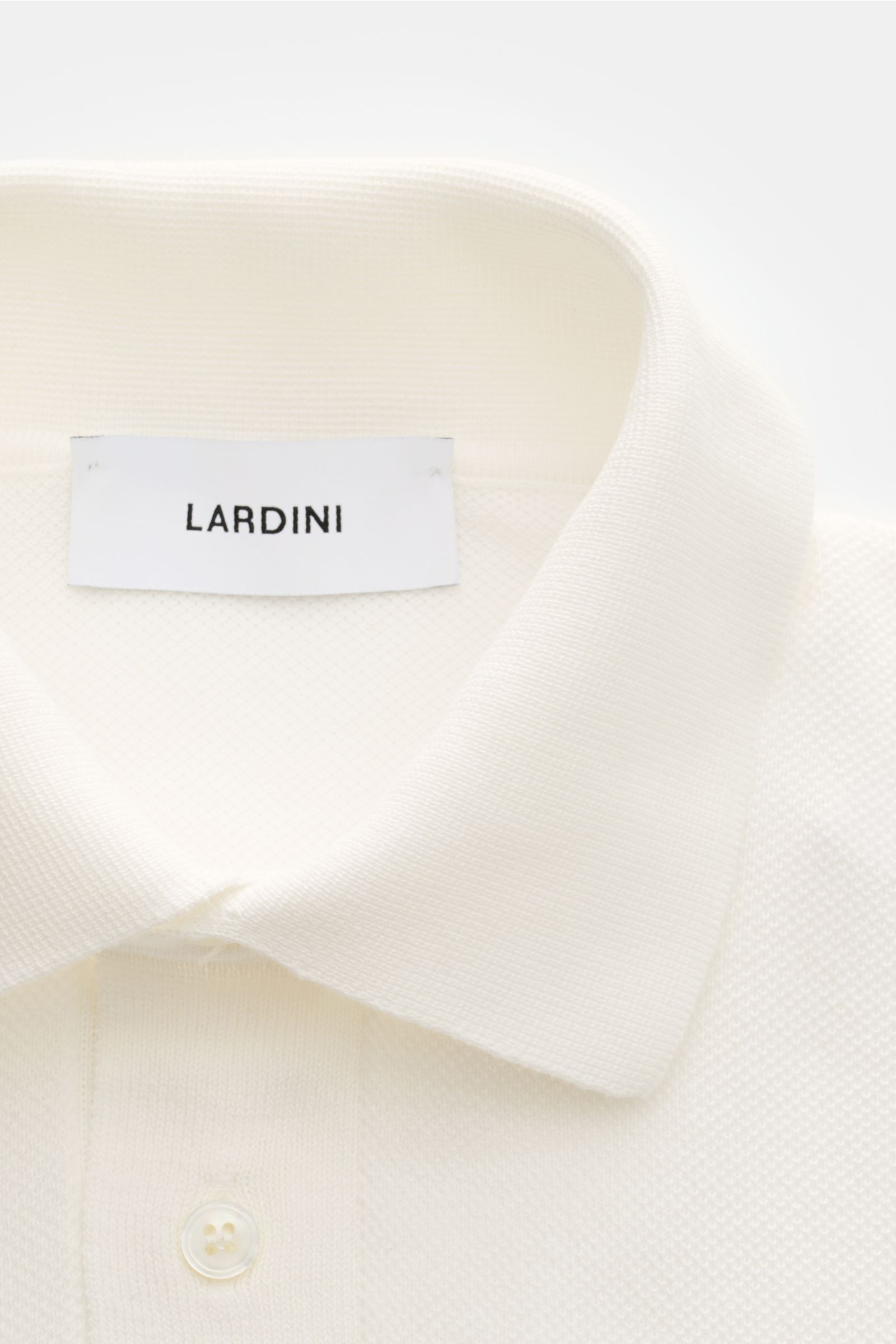 Lardini Kurzarm-Strickpolo offwhite in Slim Fit, aus reiner Baumwolle mit softem Griff, feinem Piqué, Polokragen und Drei-Knopf-Leiste, Frontansicht.