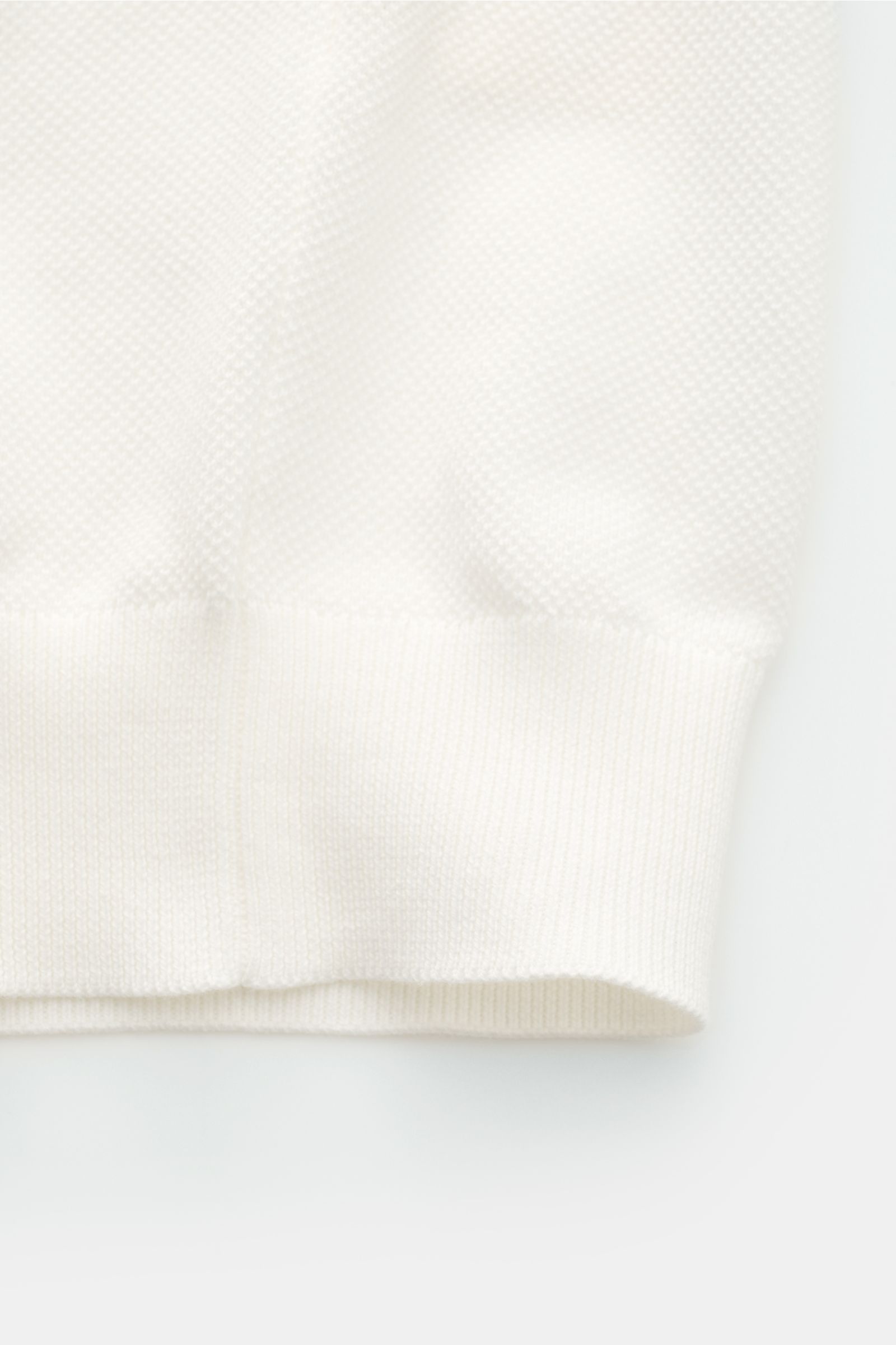 Nahaufnahme des Lardini Kurzarm-Strickpolo offwhite von unten, reine Baumwolle, soft, feines Piqué, Slim Fit, Polokragen, 3-Knopf-Leiste, Rippbündchen.